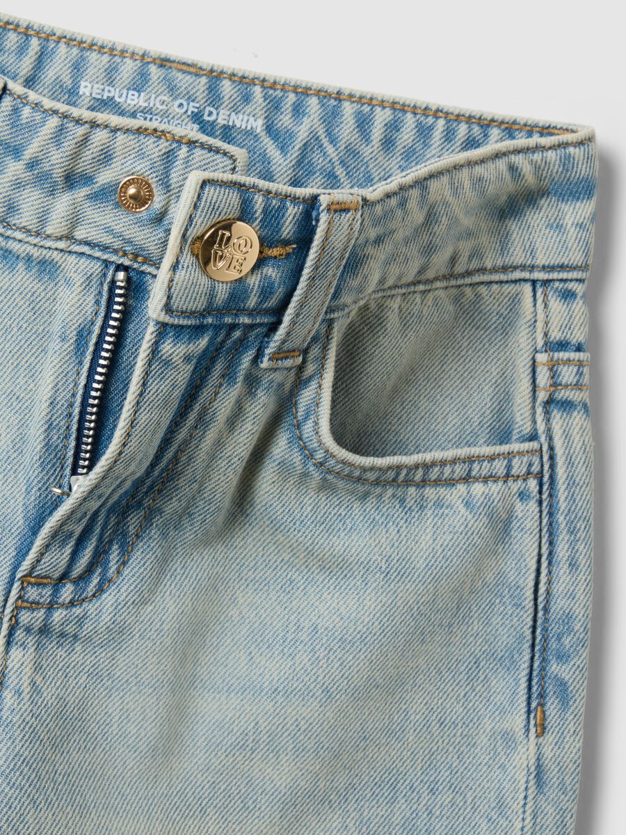 Girl's regular fit light blue denim cotton jeans with embroidery_2