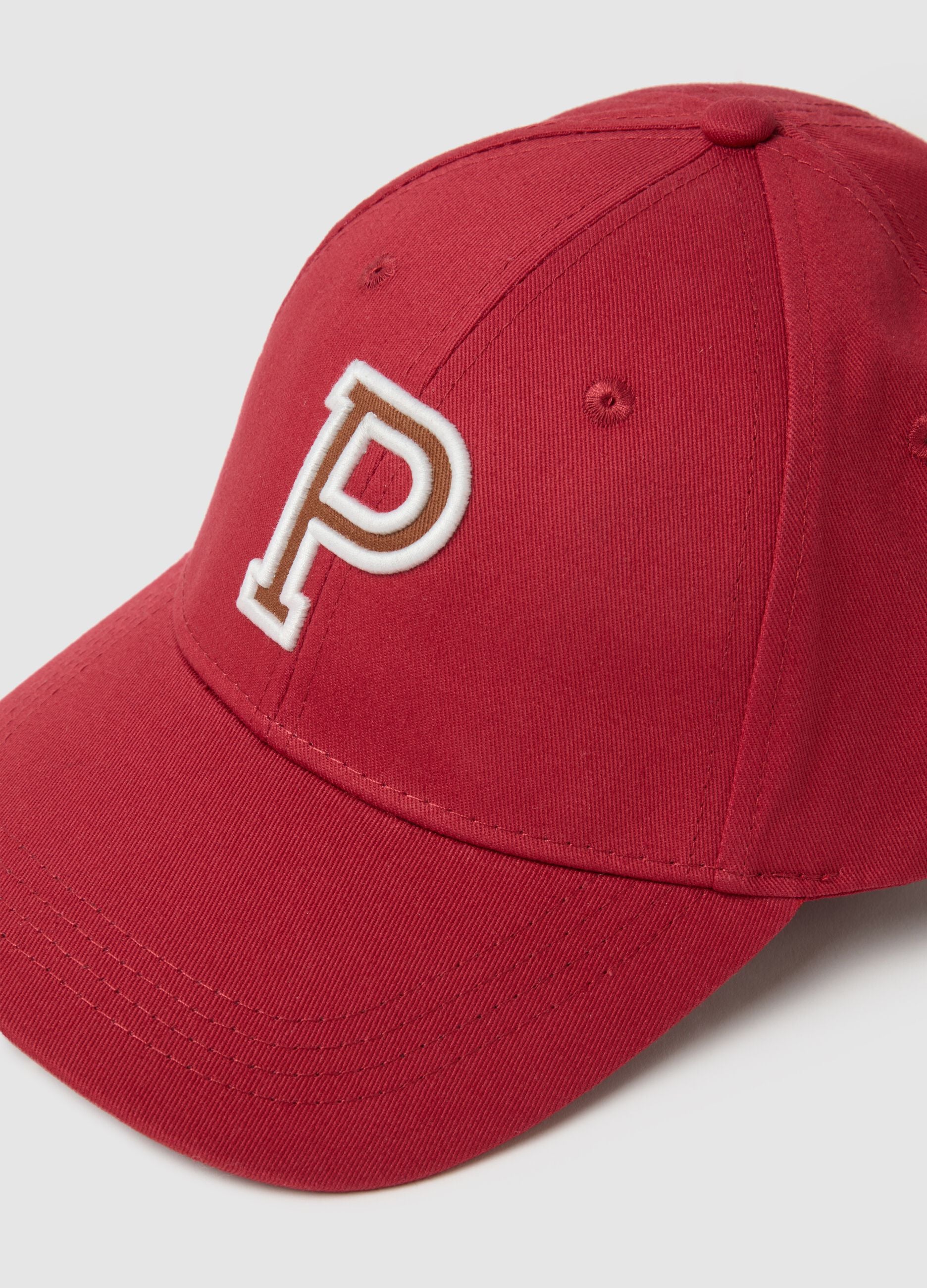 Red pure cotton cap with adjustable visor and embroidered P