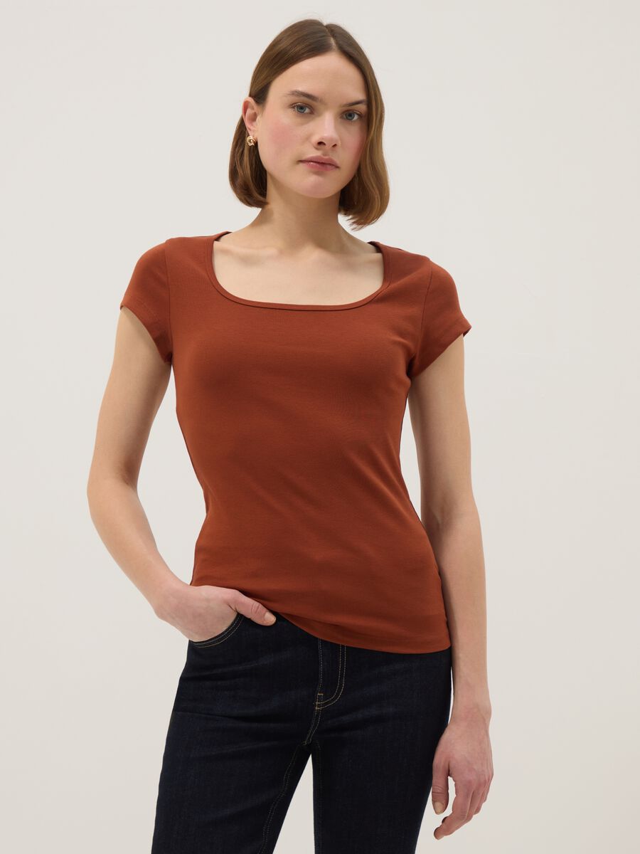 T-shirt fitted in cotone elasticizzato arancione con scollo quadrato_0