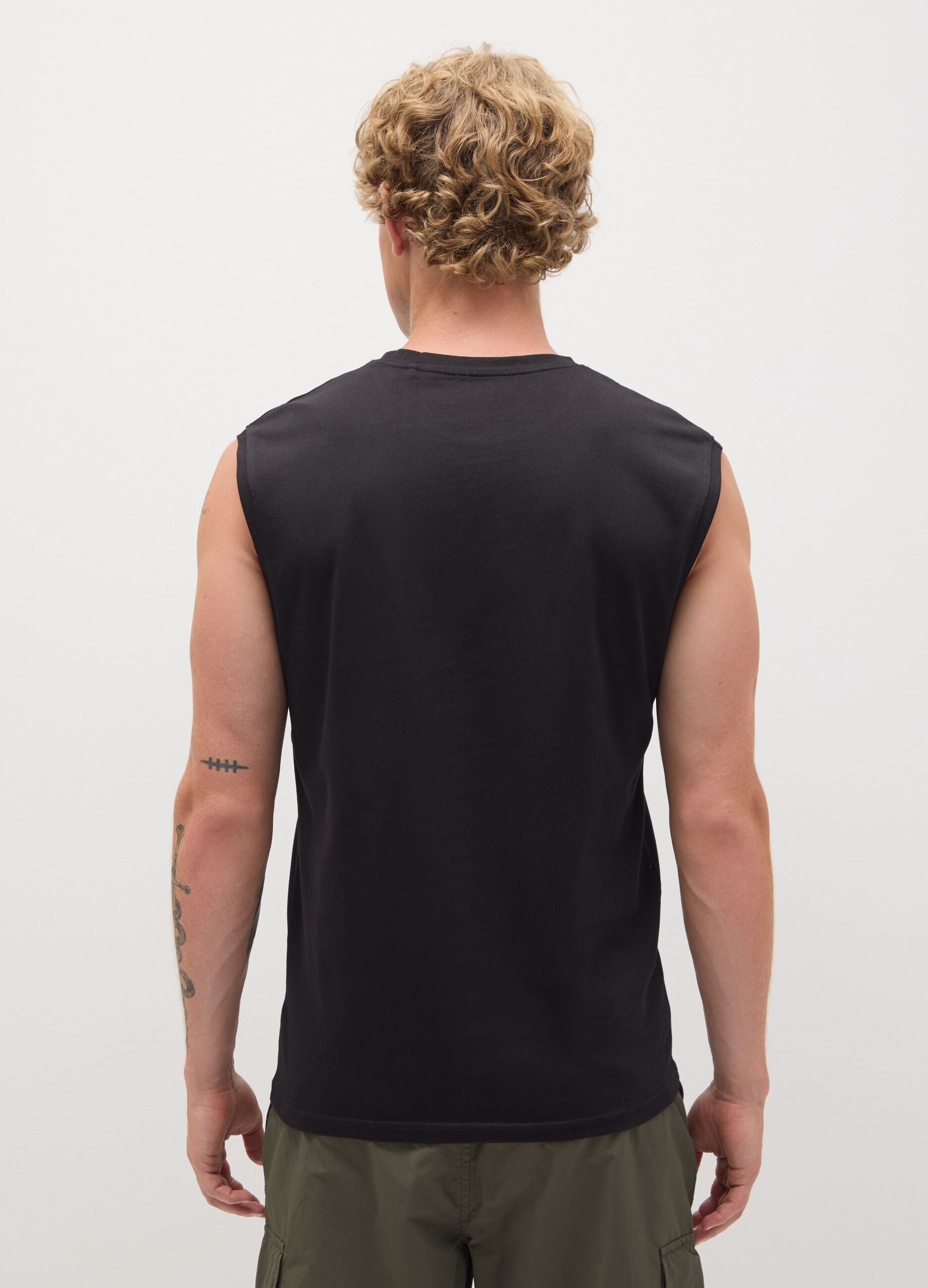 Men&rsquo;s black regular-fit vest top in 100% cotton with embroidery