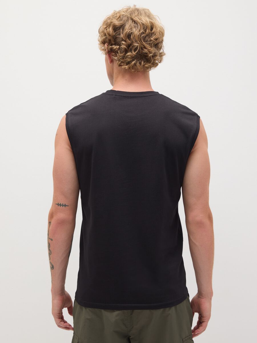 Men&rsquo;s black regular-fit vest top in 100% cotton with embroidery_3
