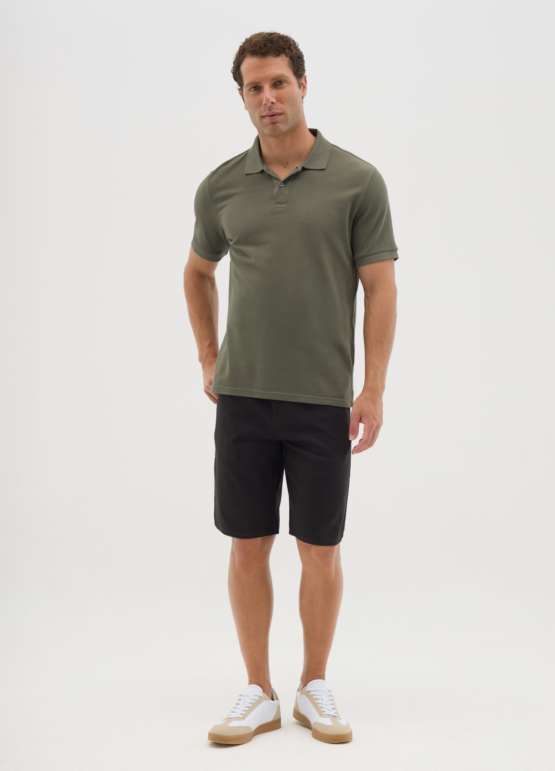 Men&rsquo;s black Bermuda shorts in stretch cotton with regular fit