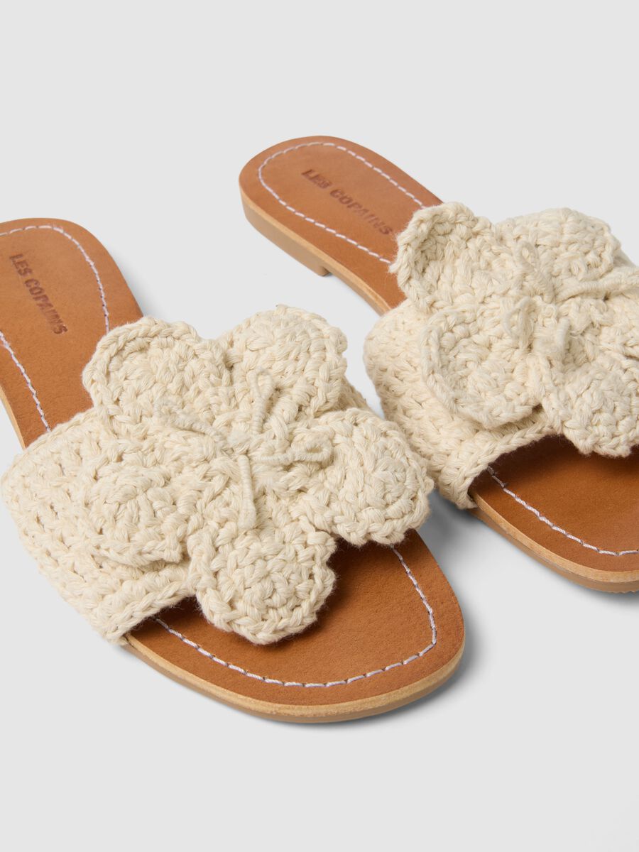 Sandali beige con dettaglio floreale bianco_1