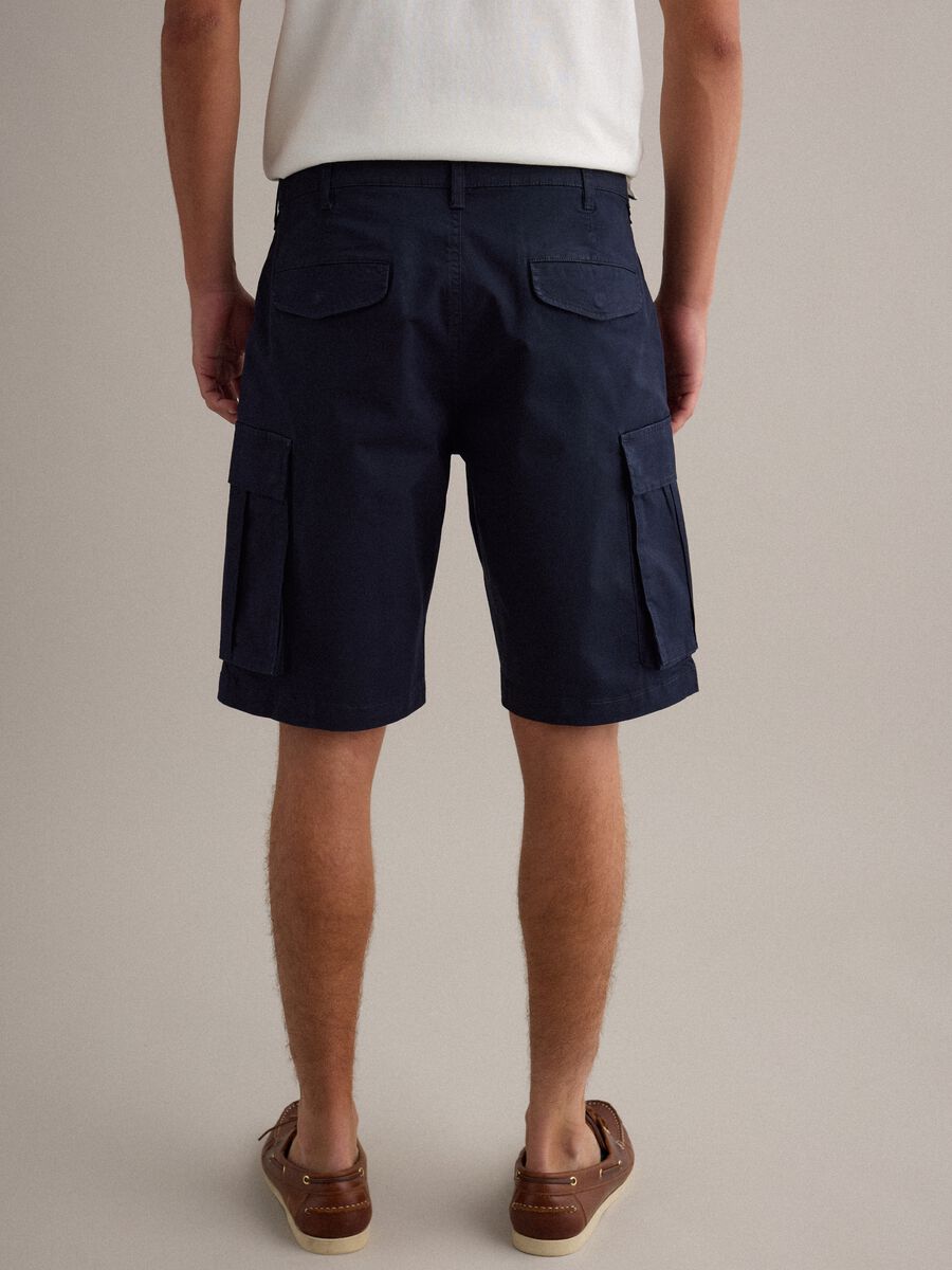 Blue stretch cotton cargo shorts, regular fit_2