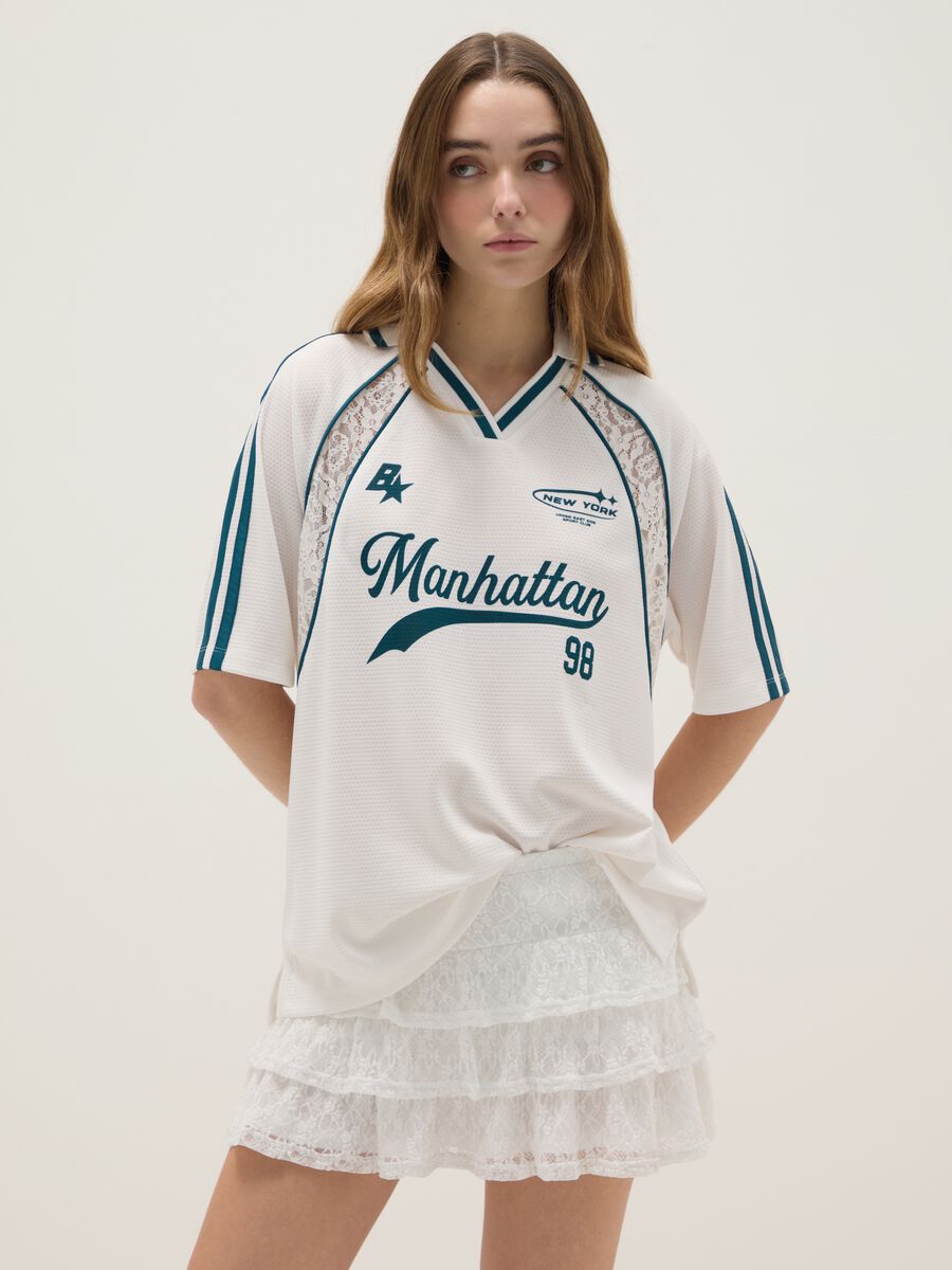 T-shirt bianca relaxed fit con scollo a V e dettagli sportivi_0