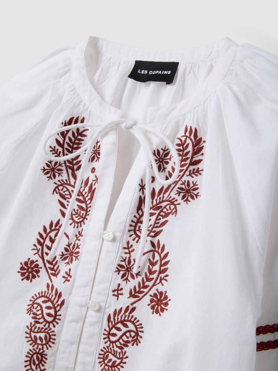 White regular fit cotton-linen blend shirt with floral embroidery_5