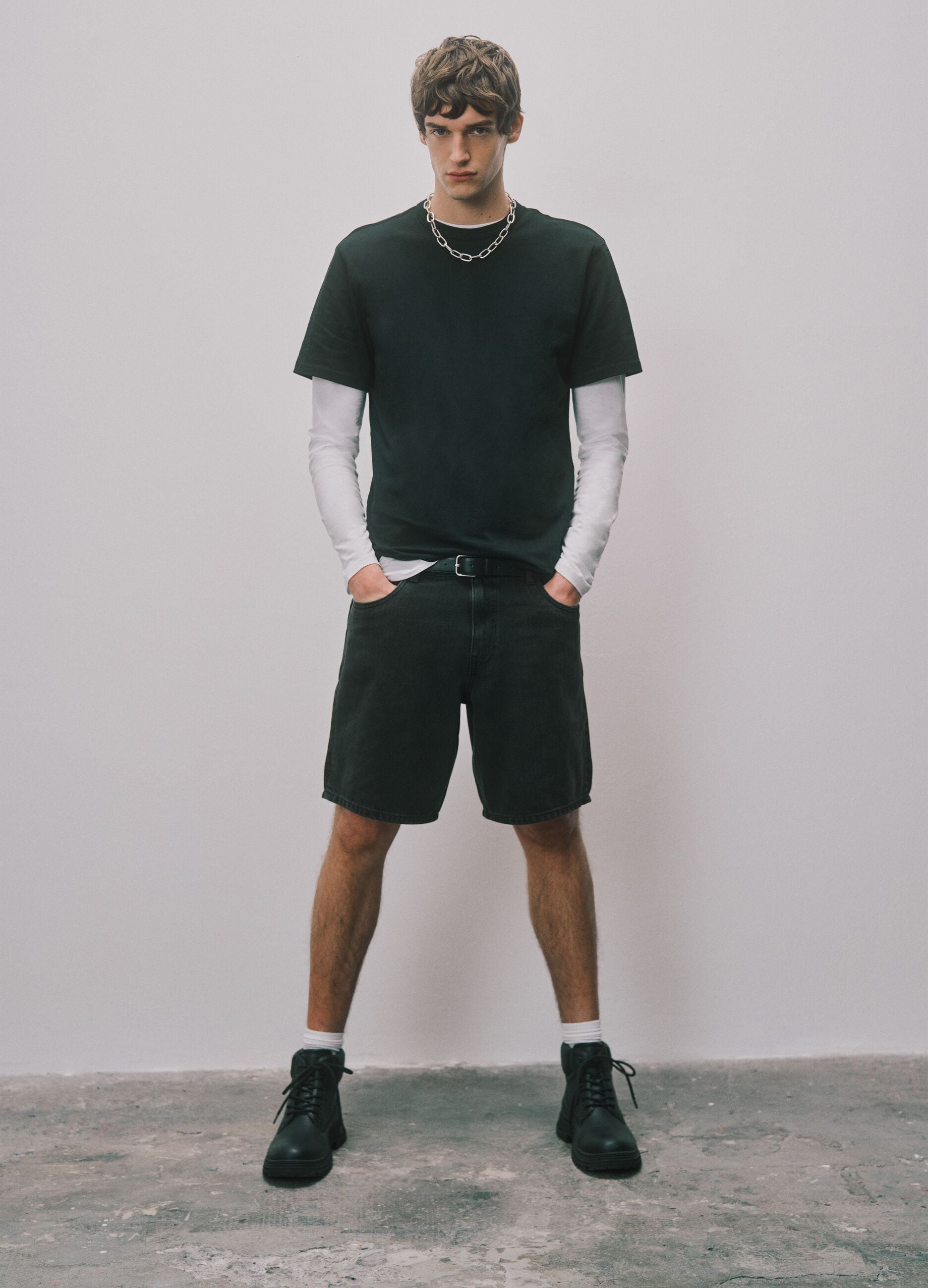 Black denim bermuda shorts in a cotton blend, baggy fit