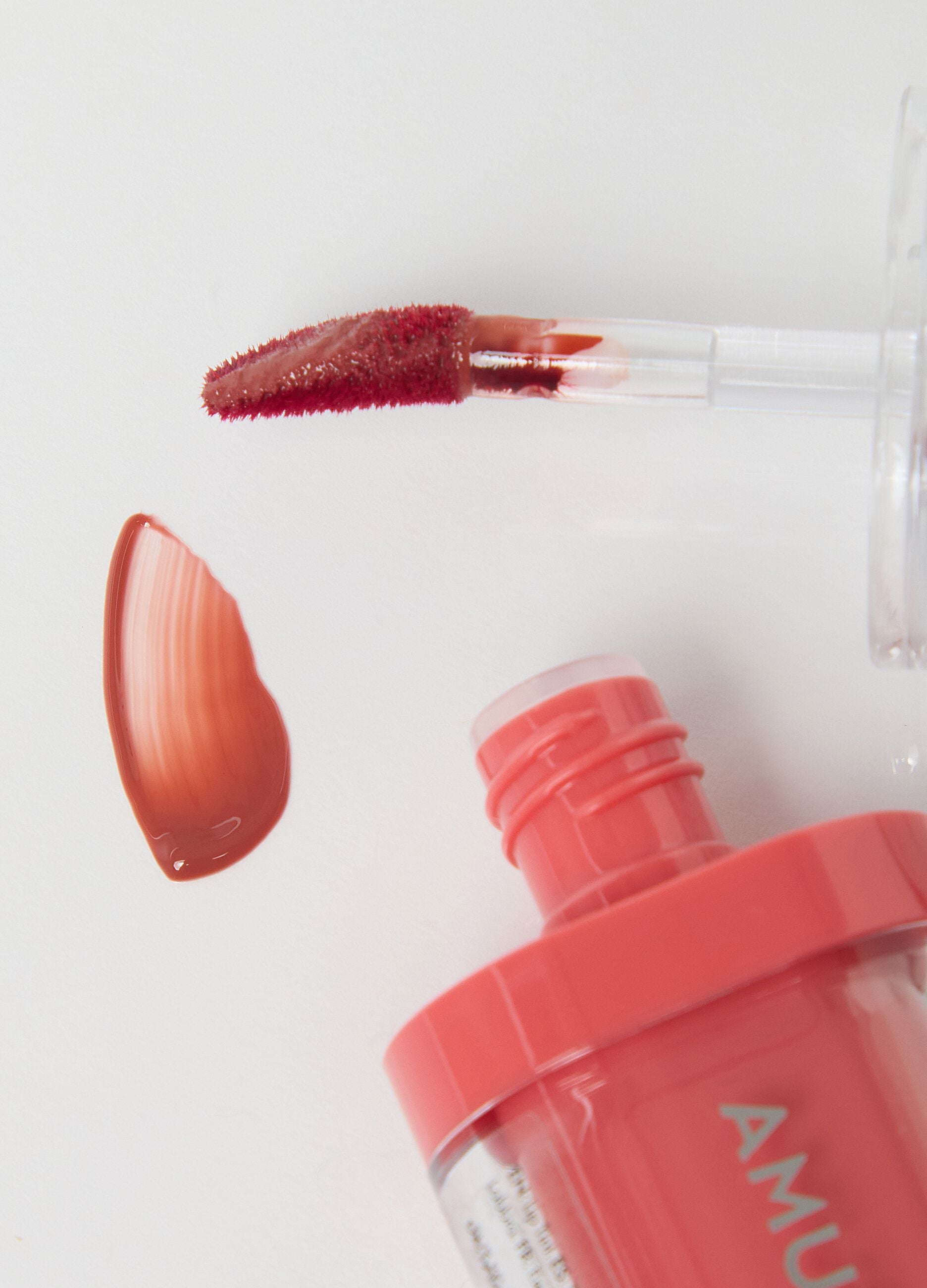 Lip tint with a fantastic glossy effect. Vibrant colour and hydrated lips for 12 hours