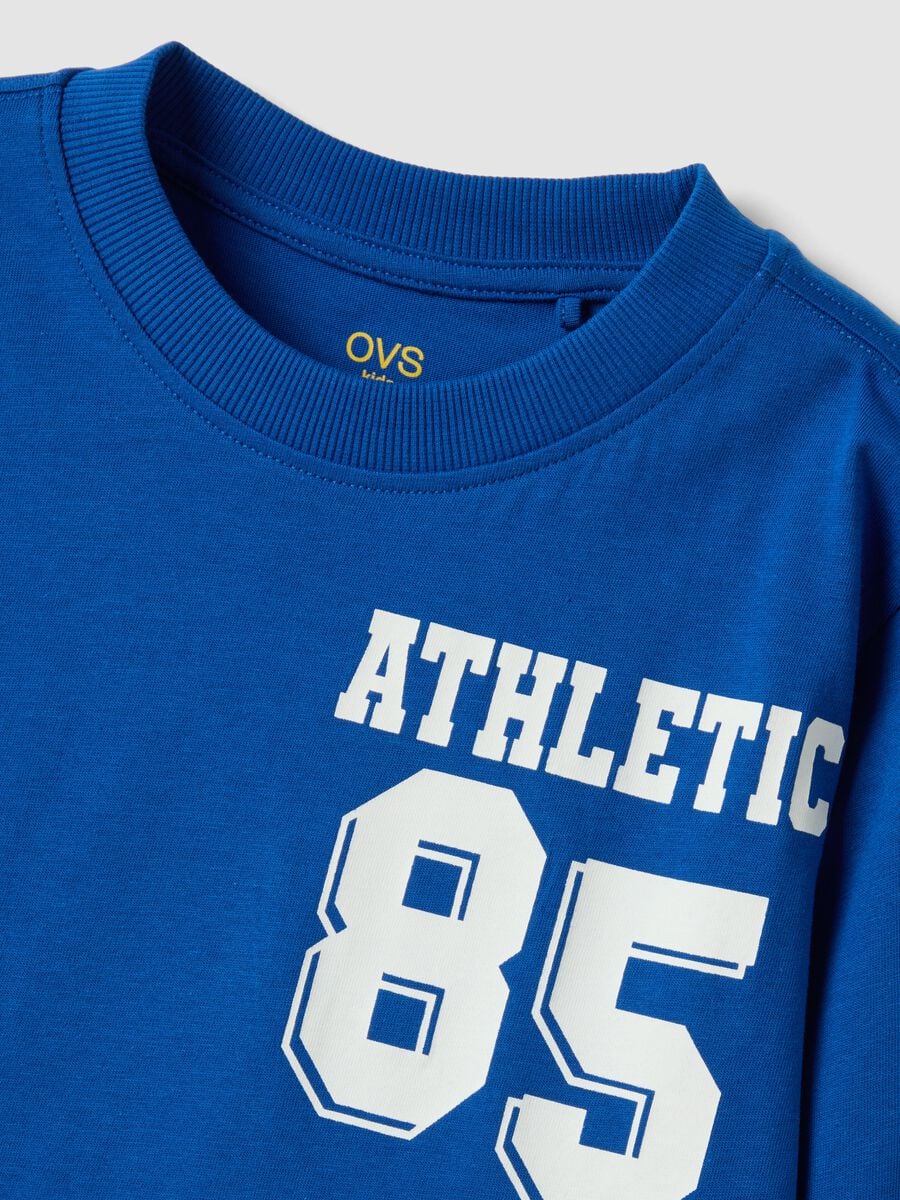 Blue organic cotton T-shirt with varsity print for boys_2