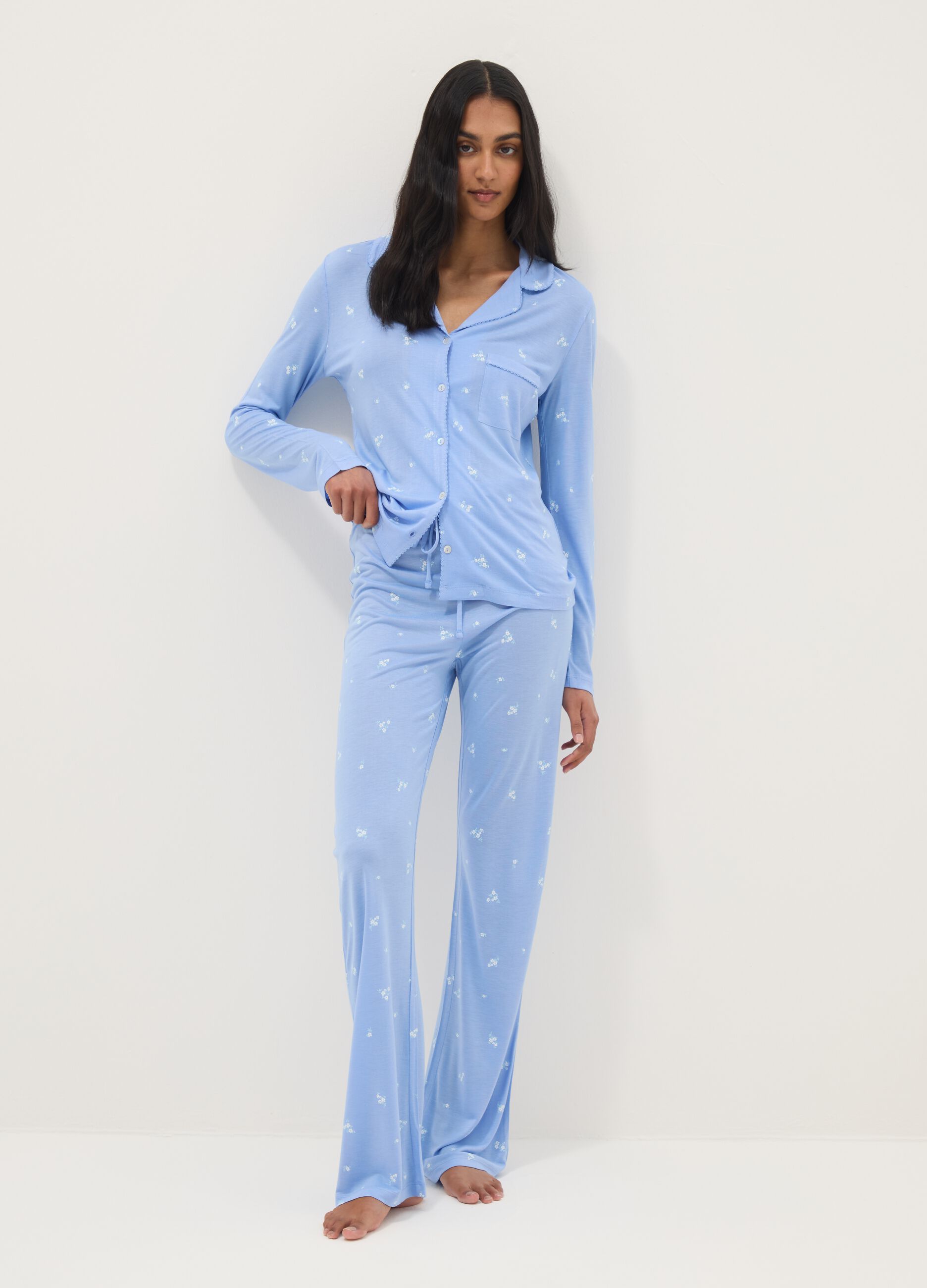 Blue viscose pyjamas in regular fit with floral pattern