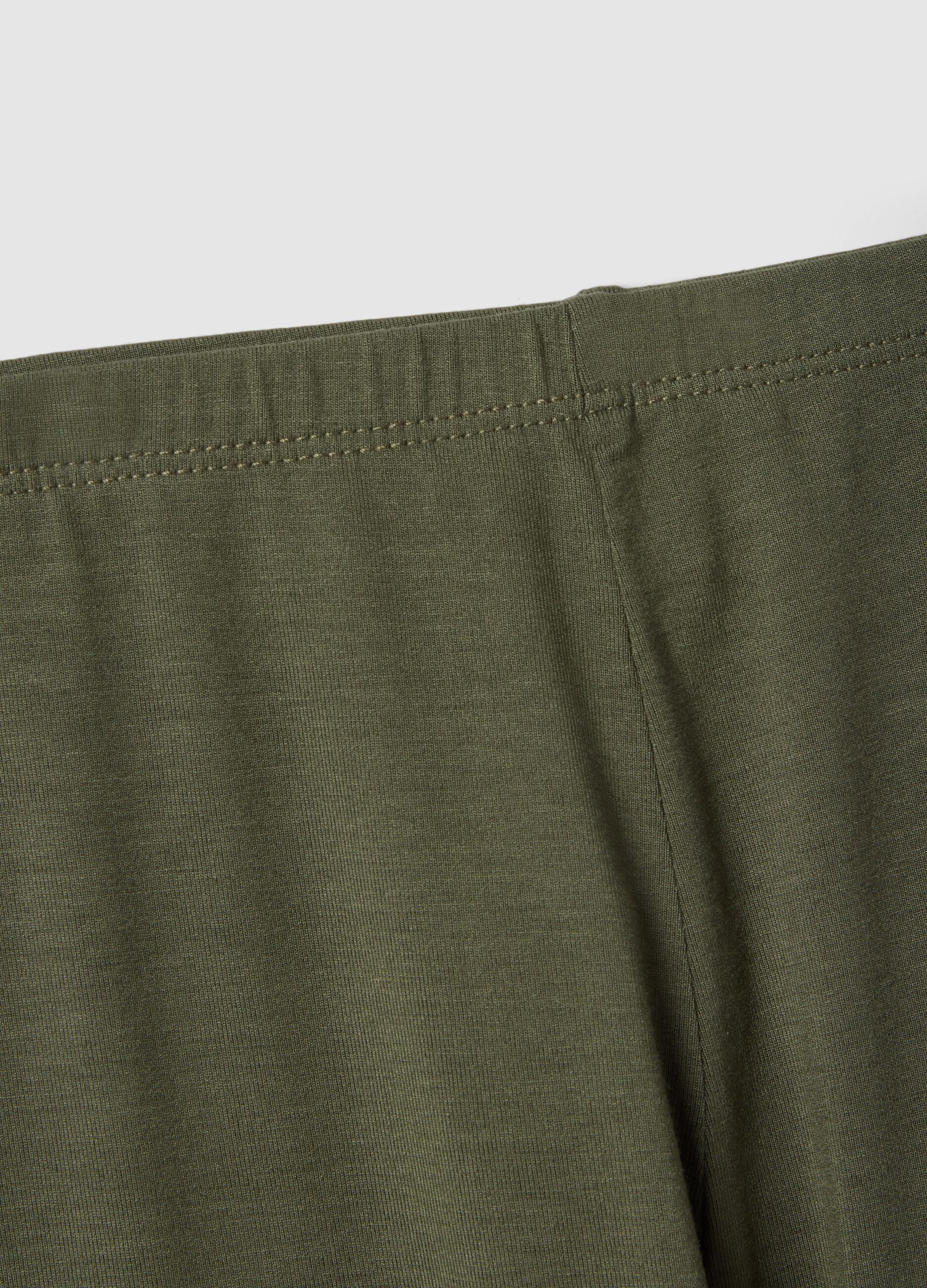 Green viscose maternity leggings with a slim fit