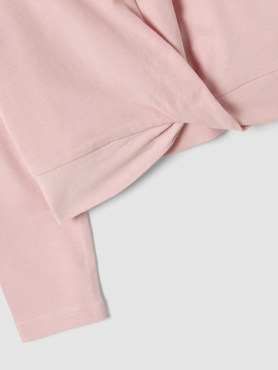 T-shirt rosa in cotone elasticizzato con nodo frontale e stampa per bambina_3
