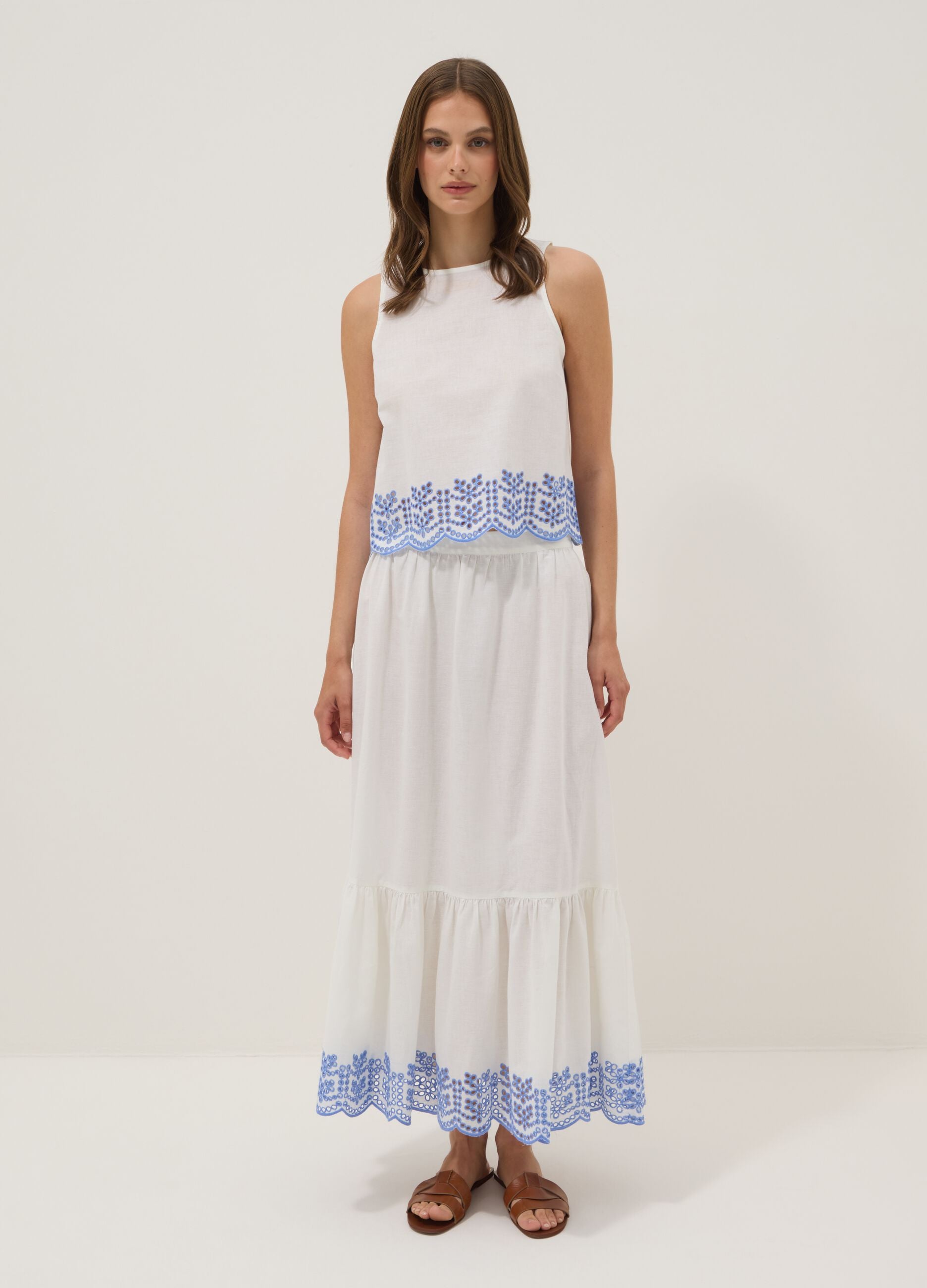 White cotton and linen blend top with embroidery