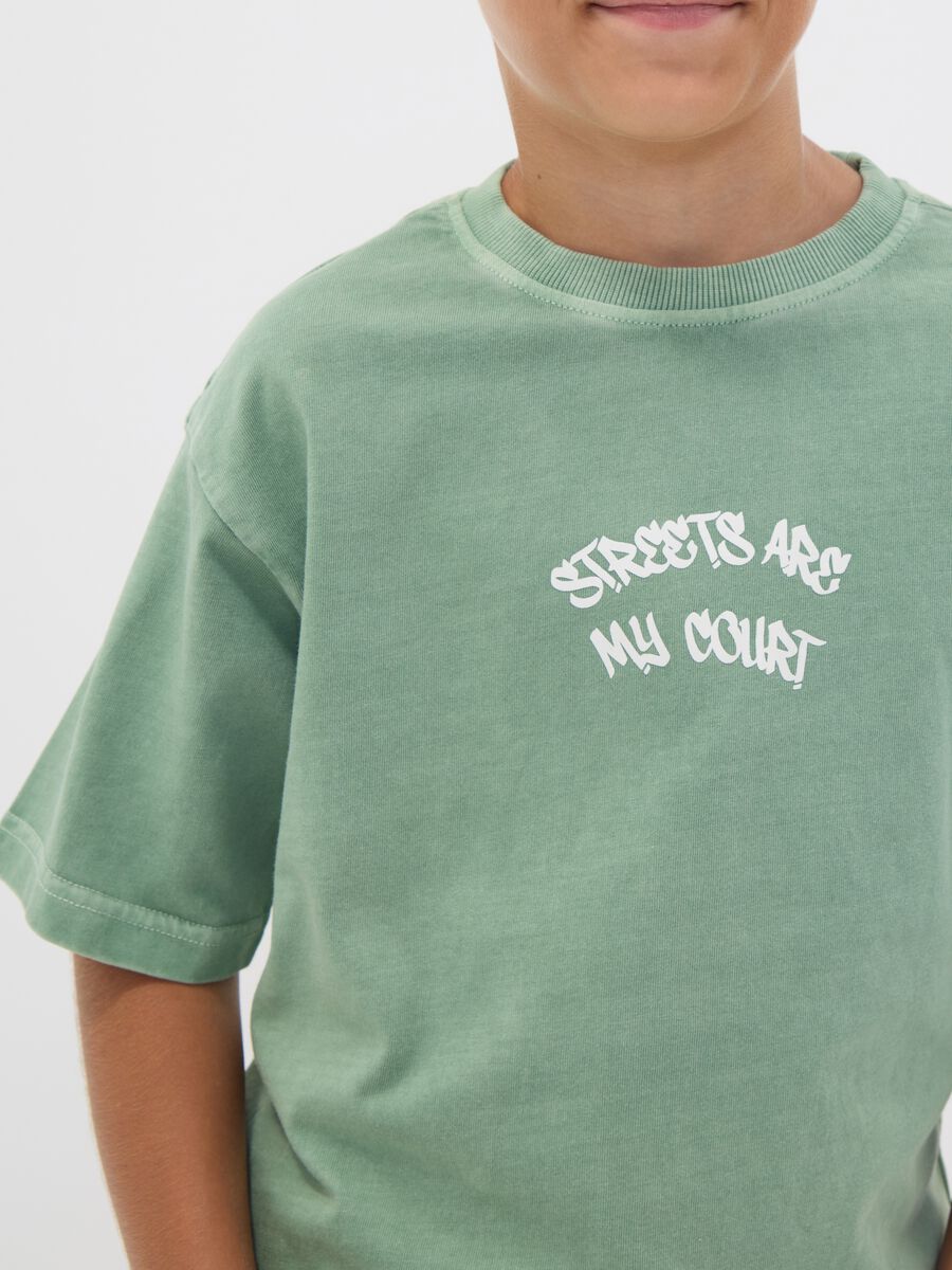 T-shirt over verde in puro cotone con scritta "Streets are my court" per ragazzo_2