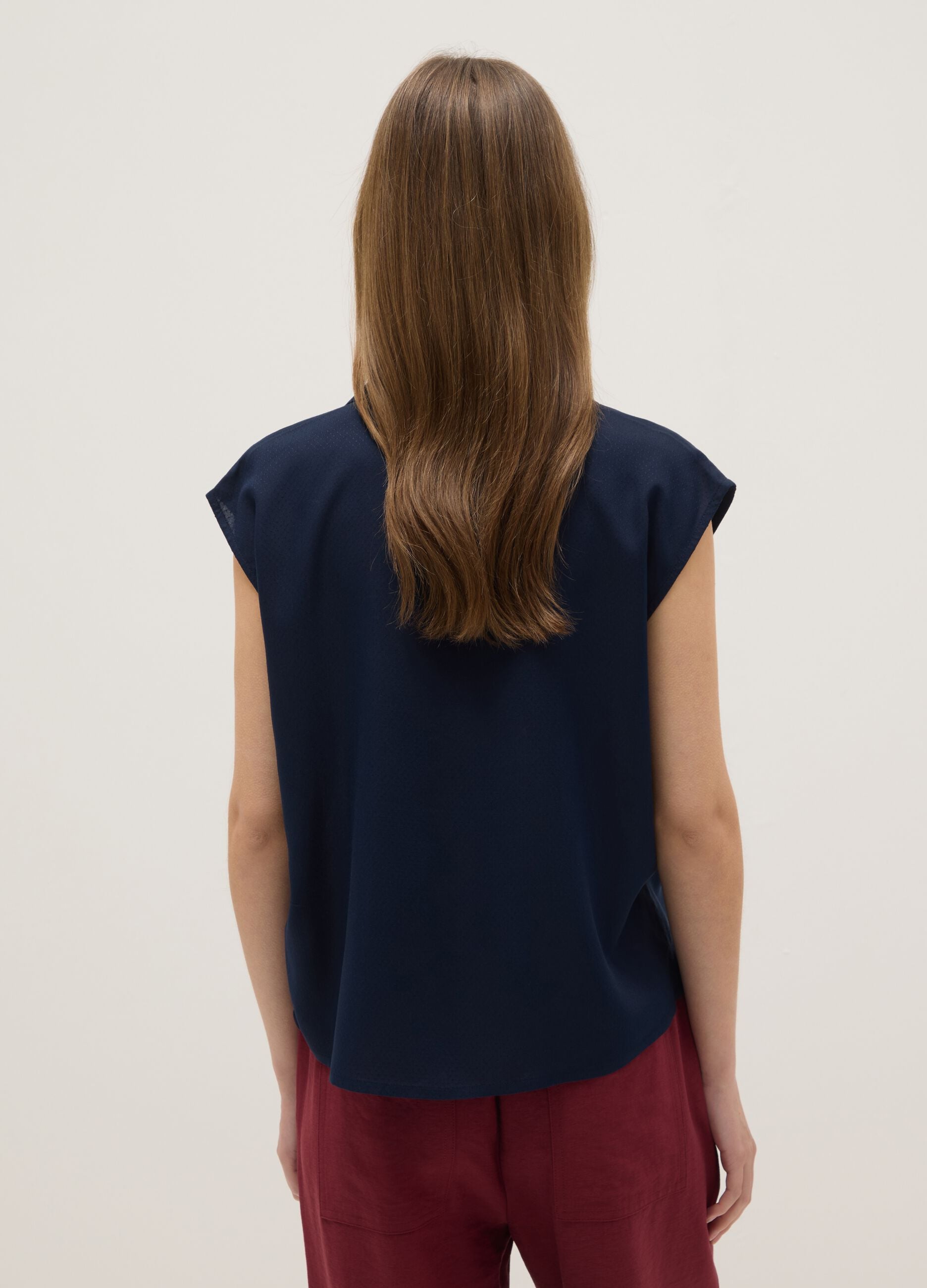Sleeveless blouse in pure blue viscose, regular fit with V-neck