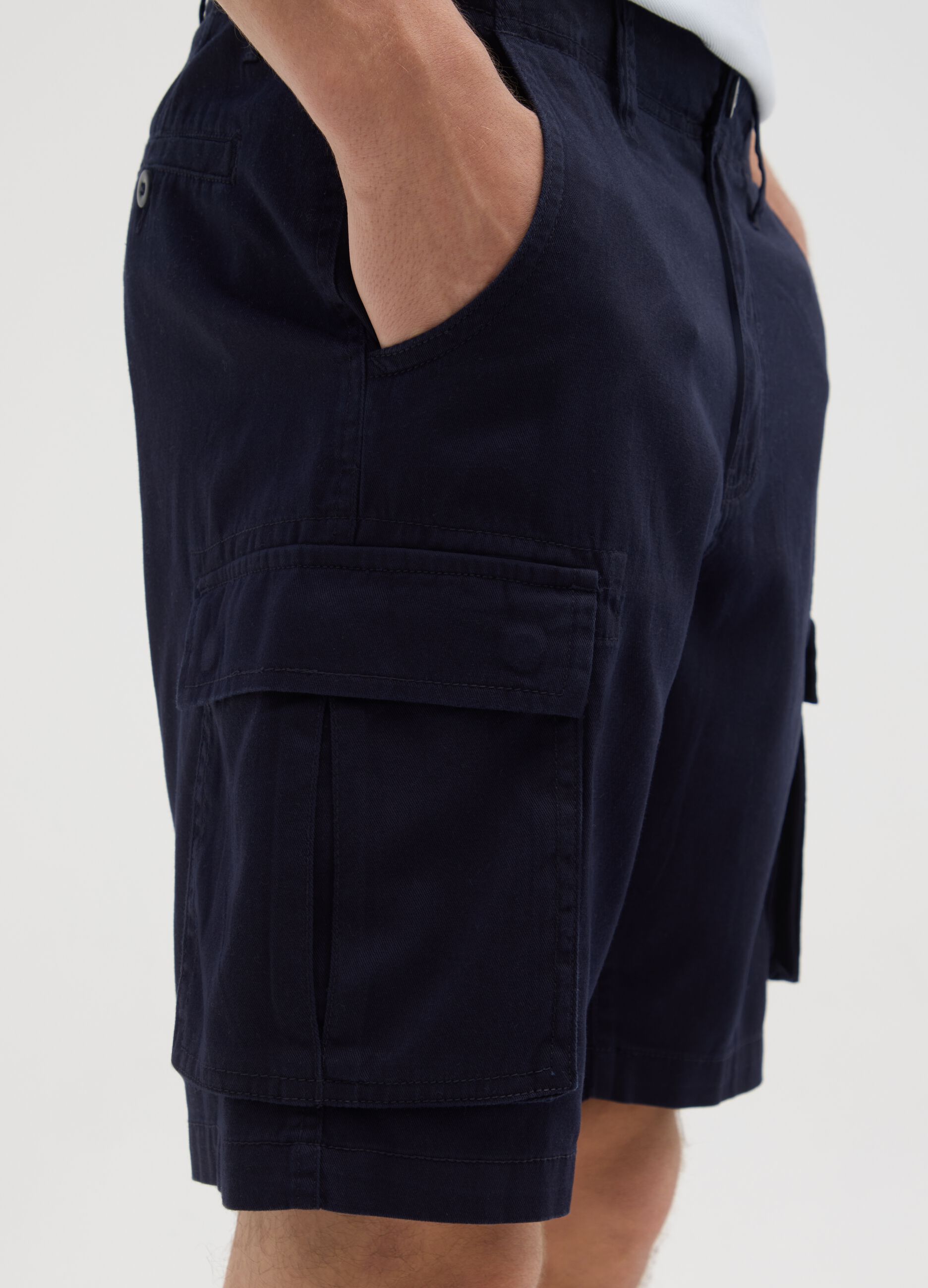 Men&rsquo;s blue regular fit Bermuda shorts in 100% cotton