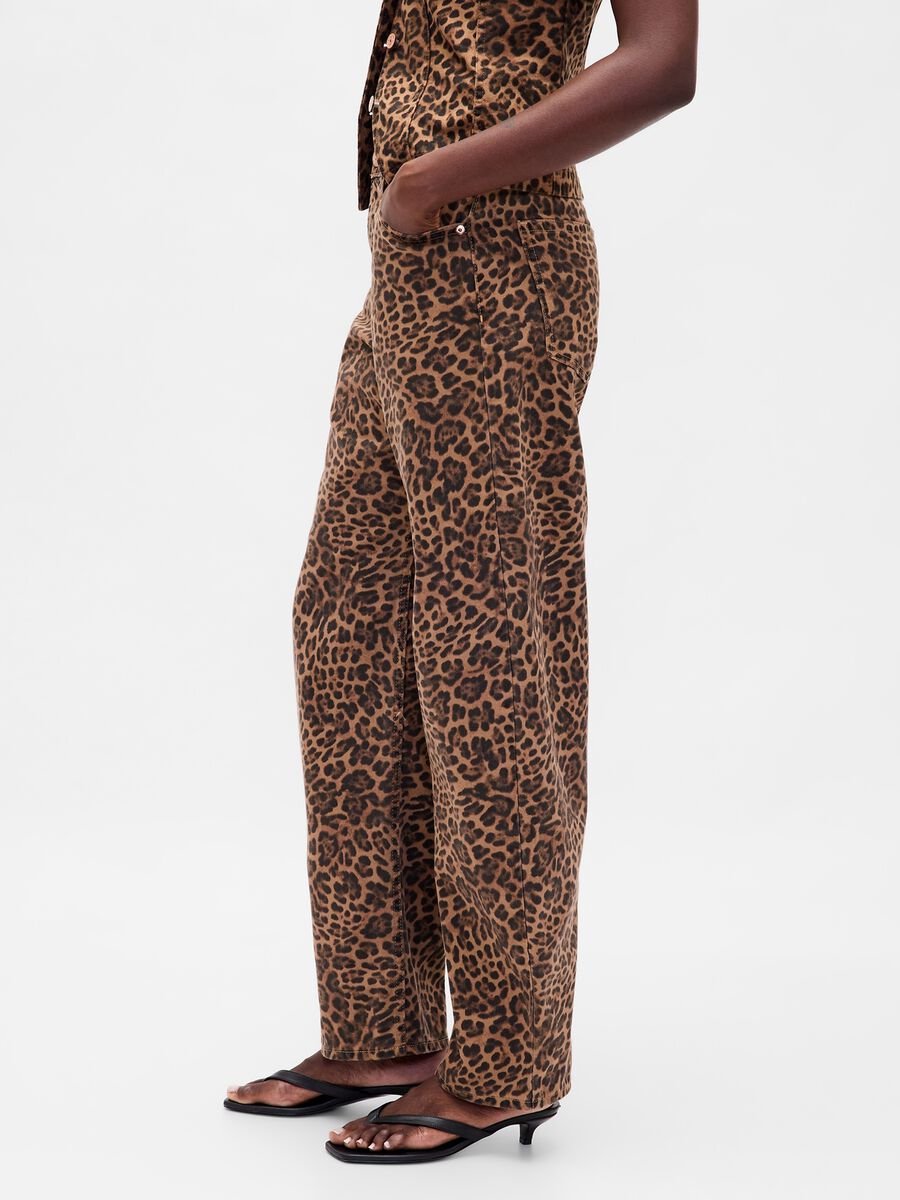 Jeans straight con stampa leopardata_3