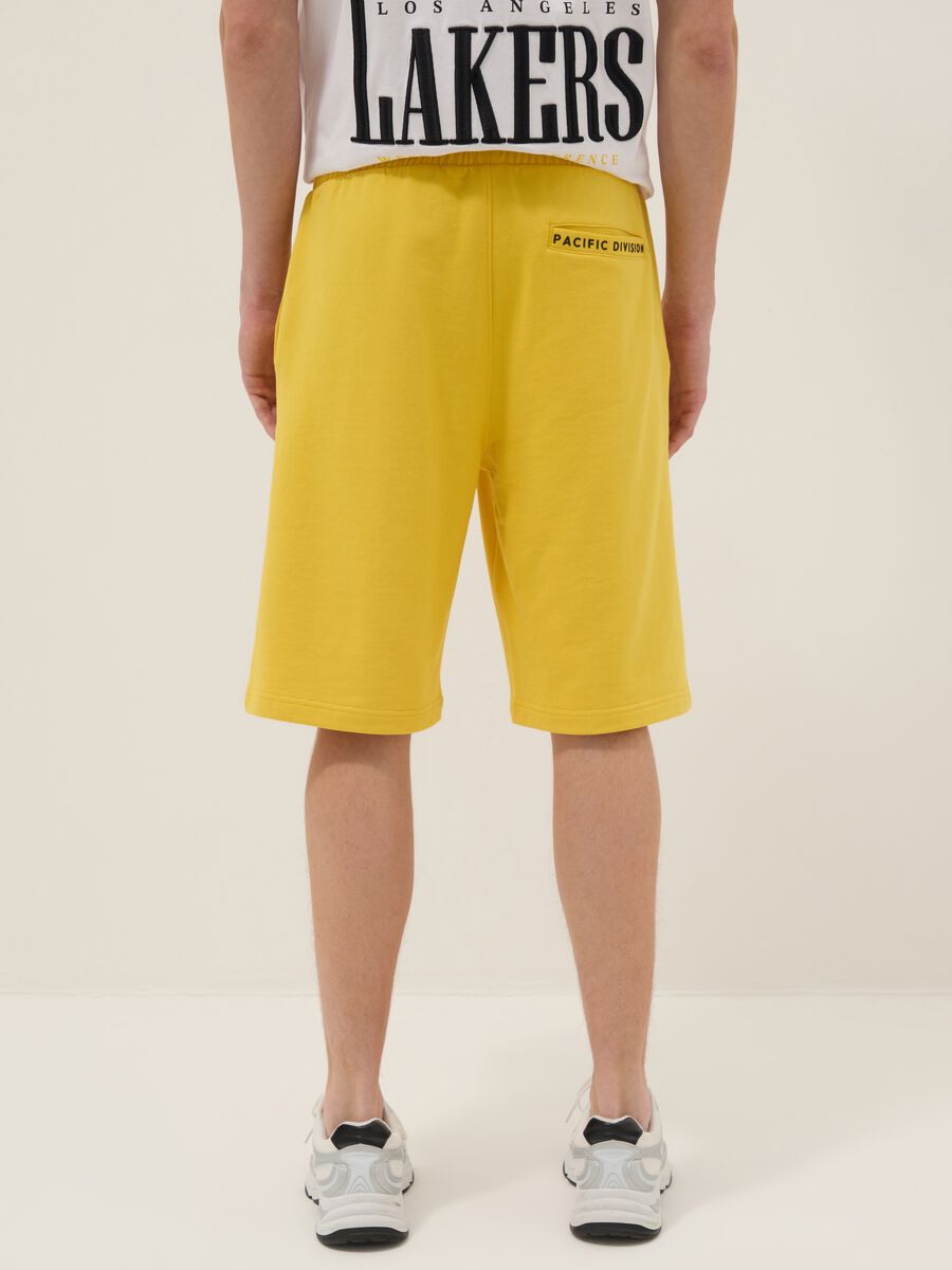 Yellow cotton-blend sports shorts with Lakers logo_2