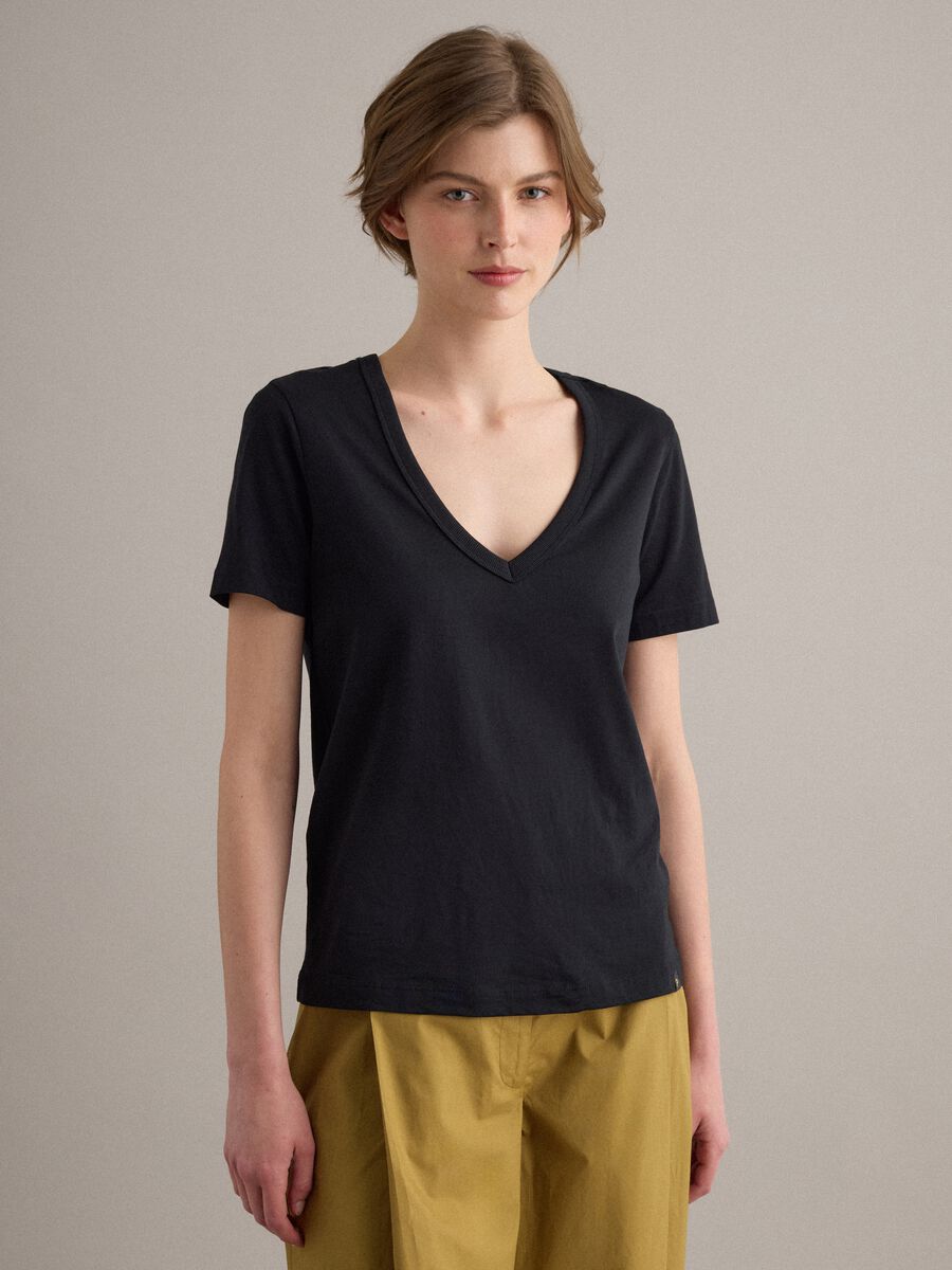 T-shirt in puro cotone nero regular fit con collo a V_0