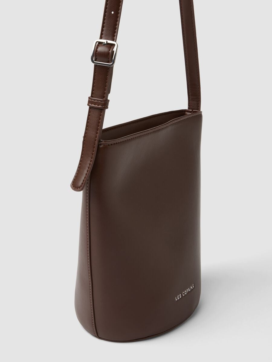 Borsa a secchiello marrone con tracolla regolabile_2