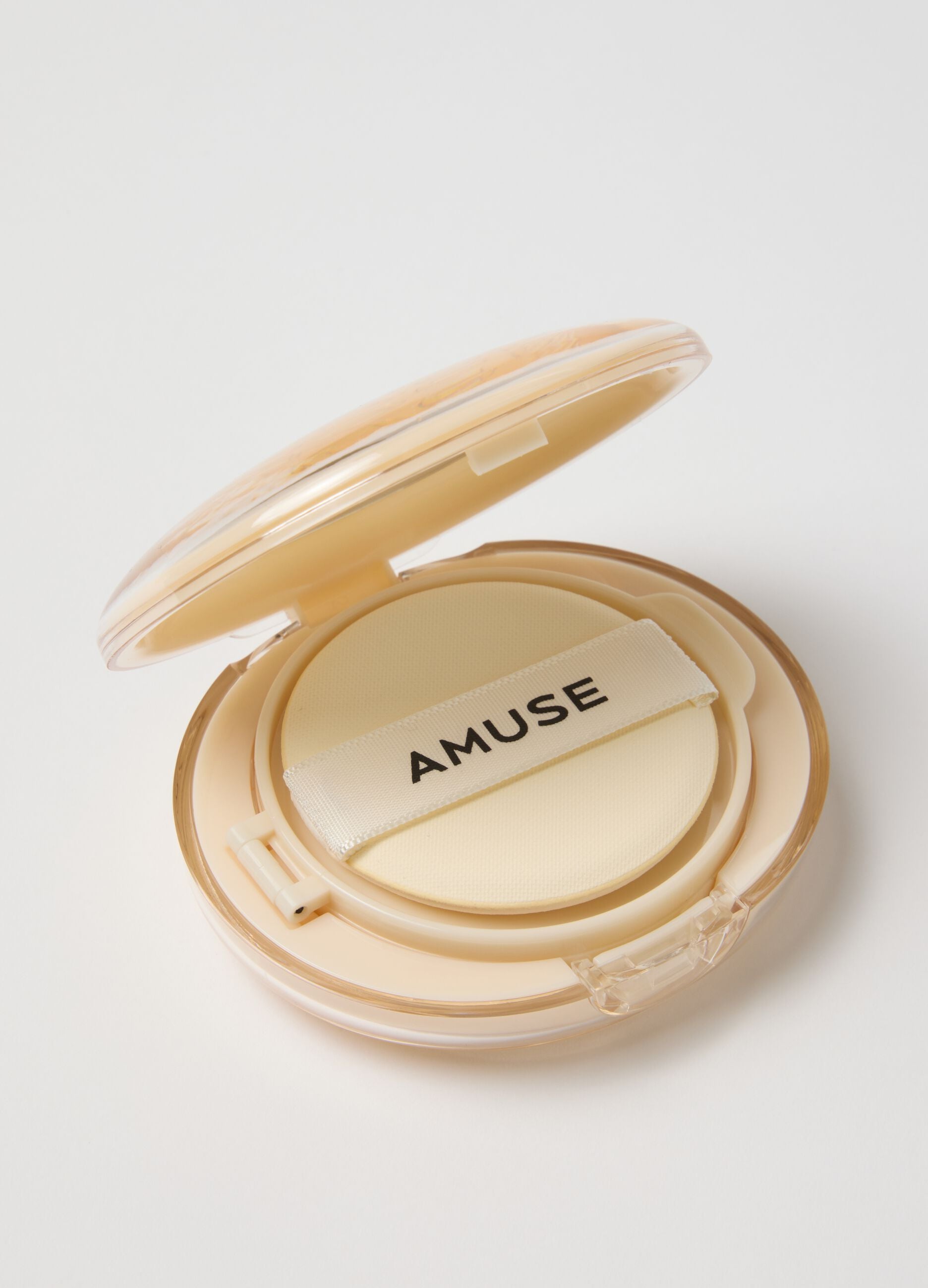 Cushion foundation with "dew barrier" effect, for luminous and even skin at any time of the day thanks to patented anti-pollution technology.