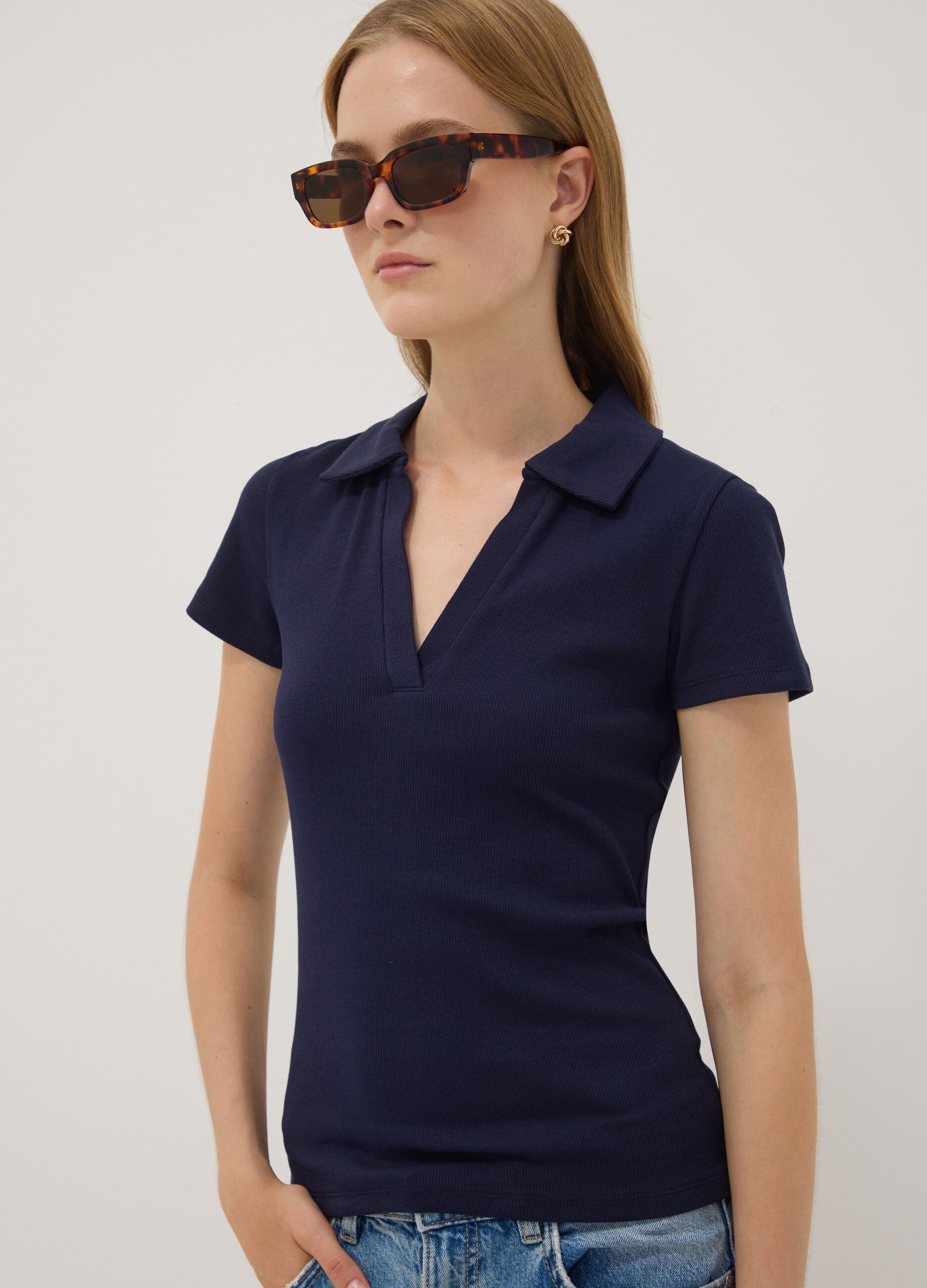 Polo blu in cotone elasticizzato con scollo a V aperto regular fit