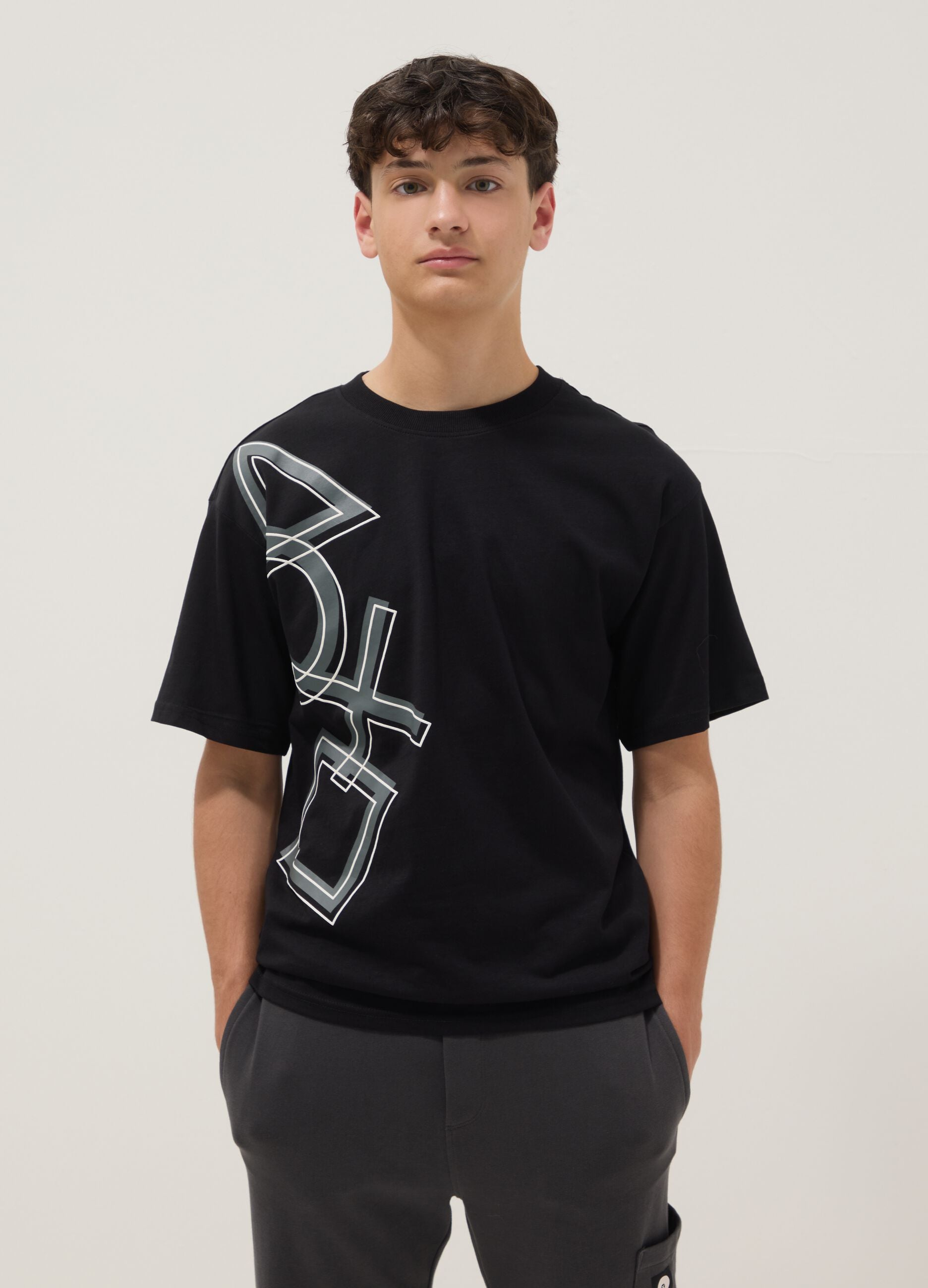 Boys&rsquo; black PlayStation logo T-shirt in 100% cotton, relaxed fit