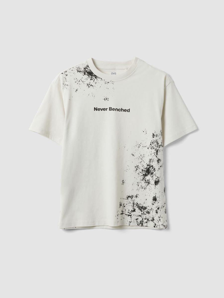 T-shirt over bianca in puro cotone con scritta "Never Benched" per ragazzo_3