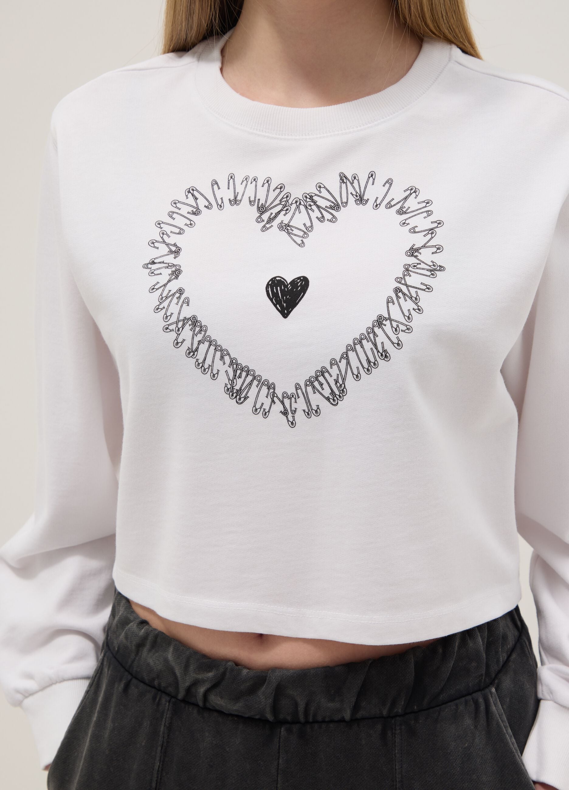 Girl's white pure cotton sweatshirt regular fit with embroidered heart