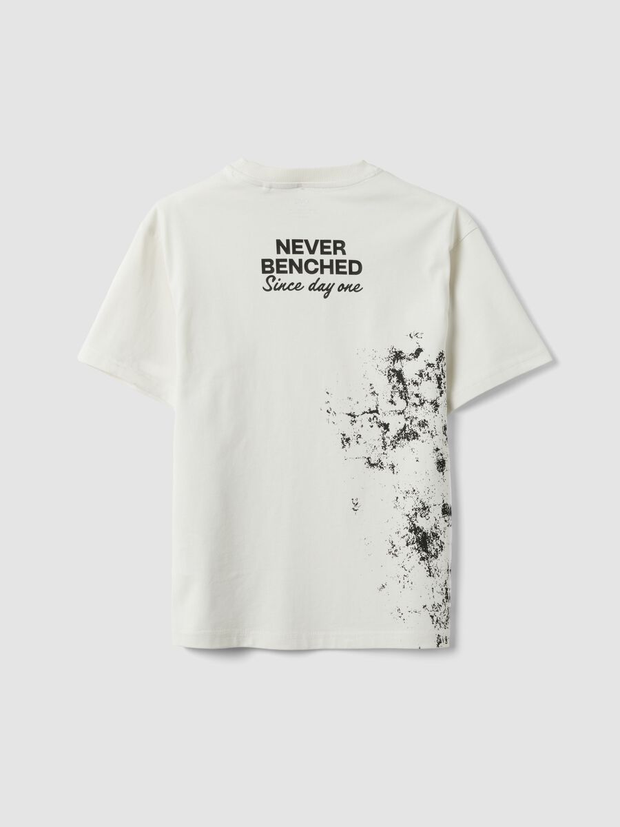 T-shirt over bianca in puro cotone con scritta "Never Benched" per ragazzo_5