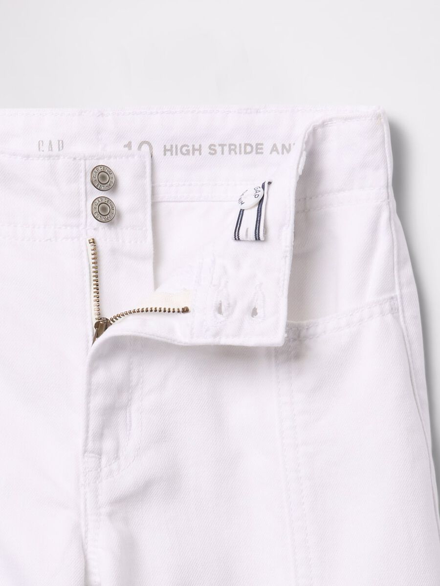 White trousers in denim with wide legs_4