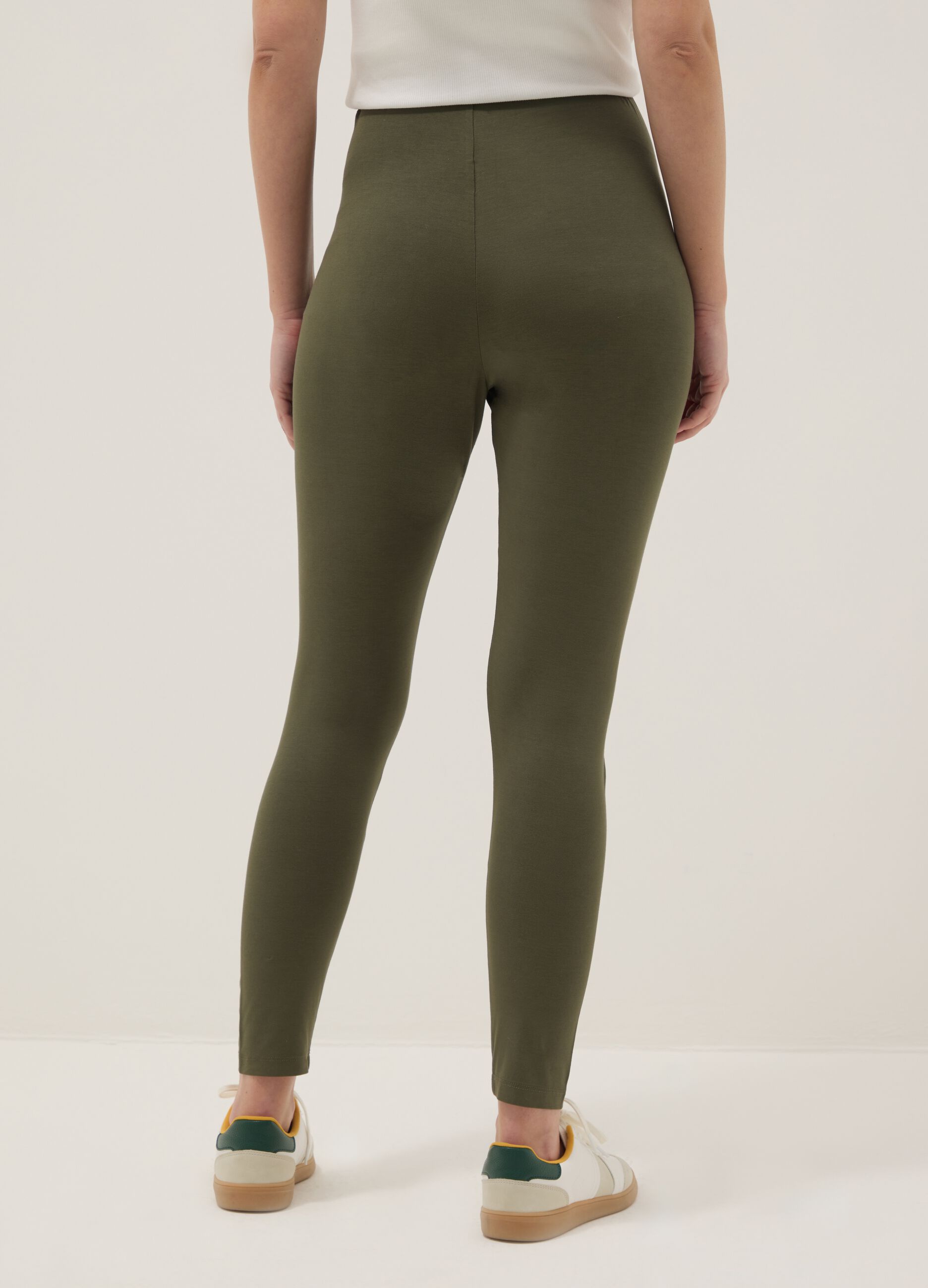 Green viscose maternity leggings with a slim fit