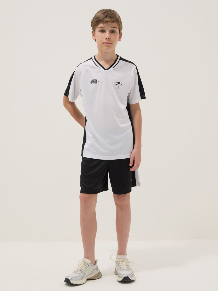 Completo bianco e nero con t-shirt e shorts_0