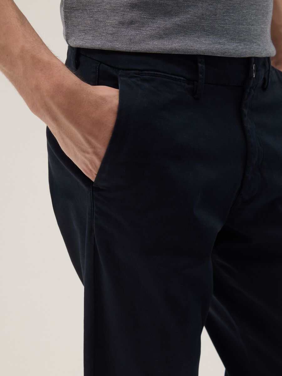 Pantaloni chino blu in cotone elasticizzato regular fit_3