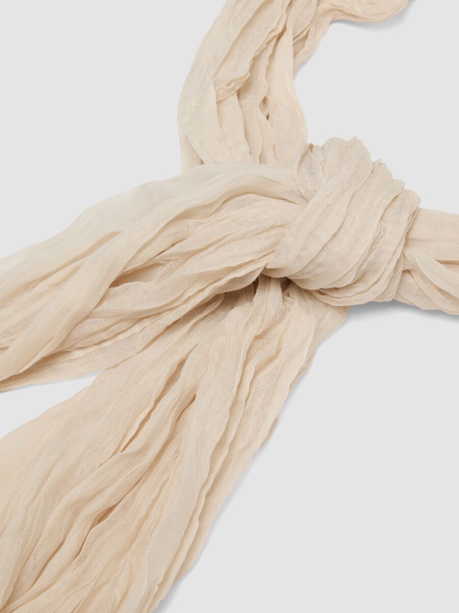 Sciarpa beige effetto stropicciato semitrasparente_1