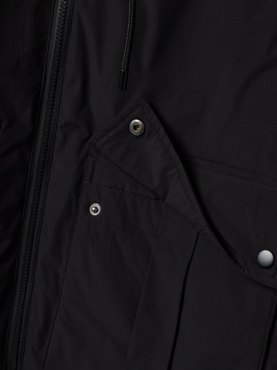 Giaccone nero imbottito con cappuccio e zip over fit_1