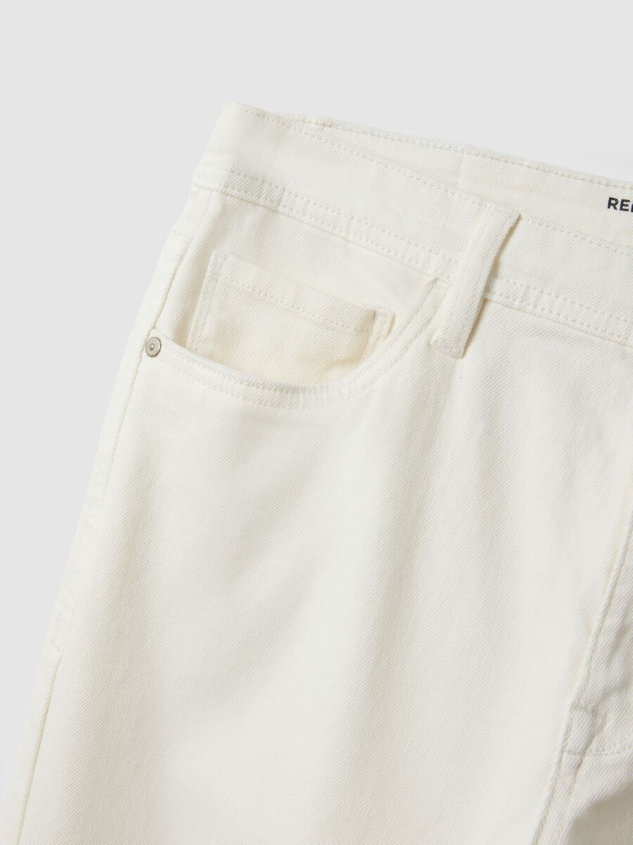 Relaxed fit white stretch cotton denim jeans_5