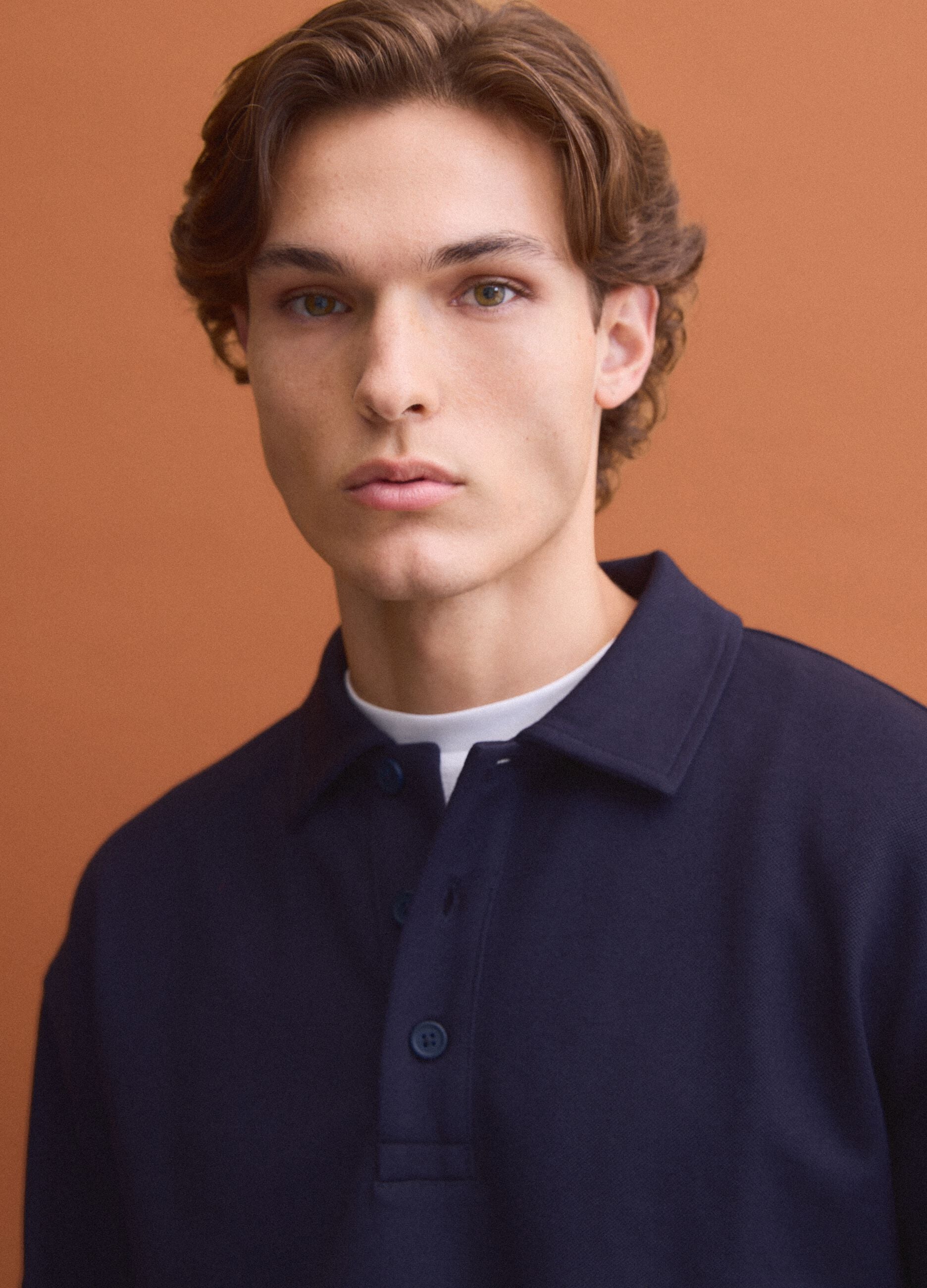 Felpa blu in tessuto elasticizzato con collo polo relaxed fit
