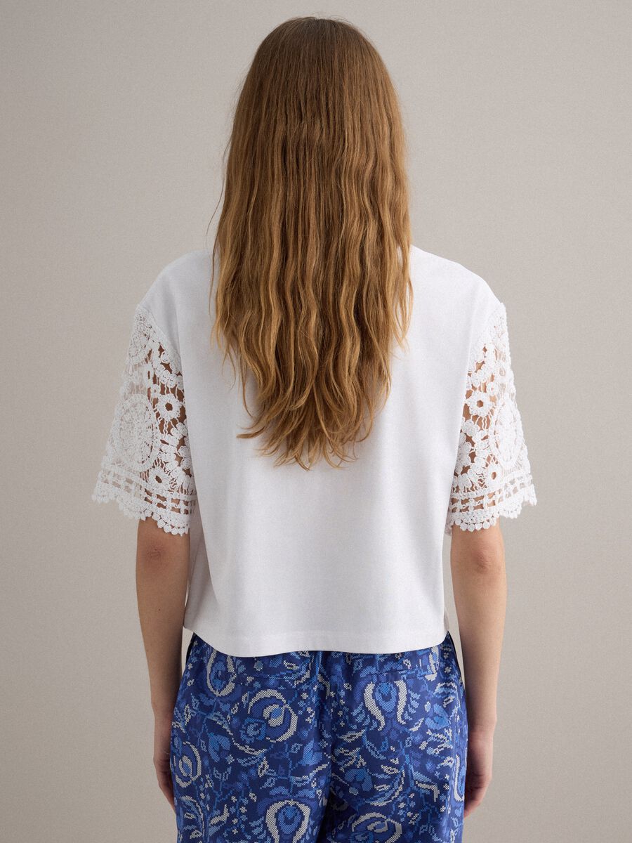 T-shirt bianca a maniche corte in misto cotone con dettagli a rete_3