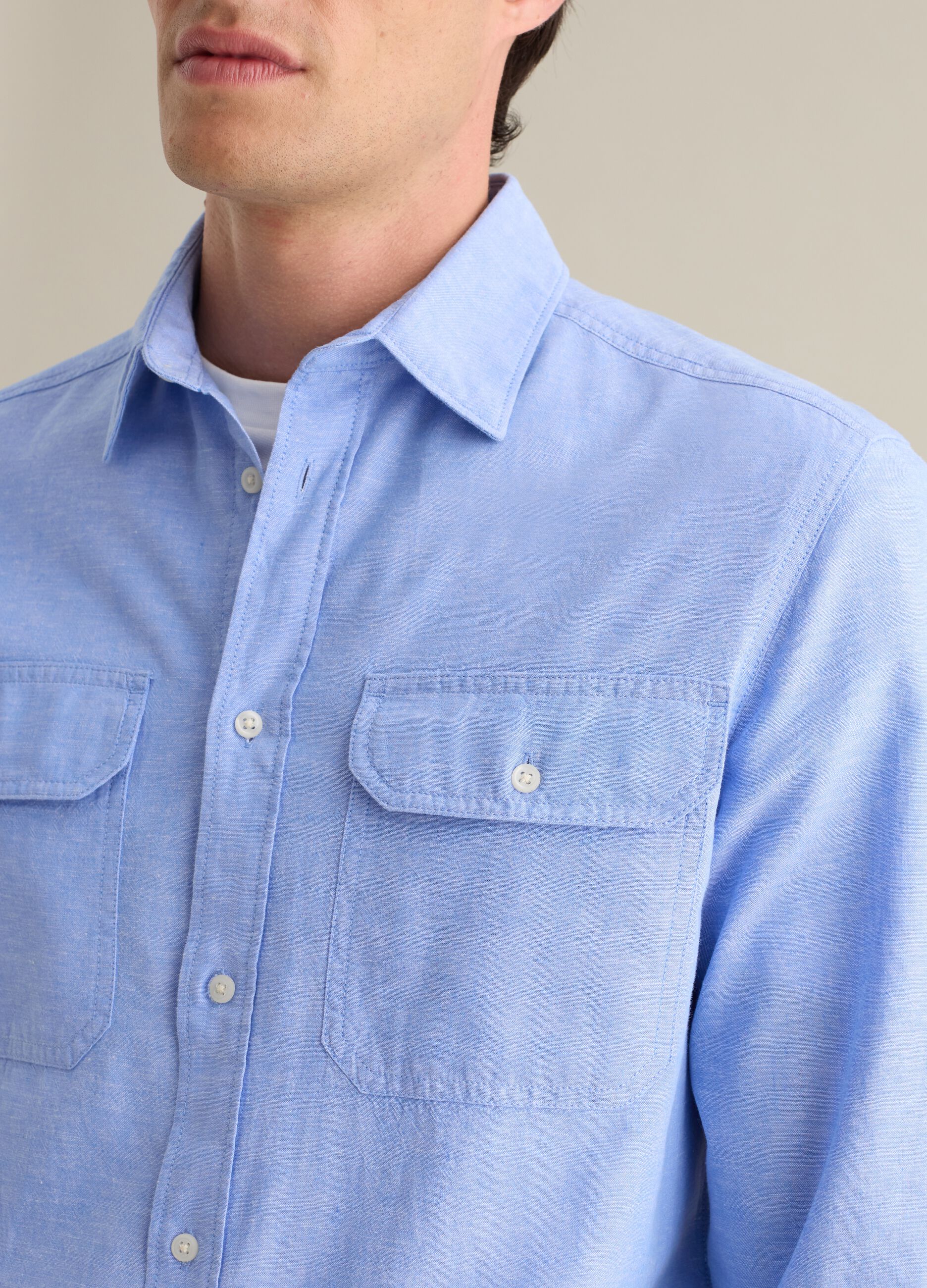 Men&rsquo;s light blue cotton and linen shirt in regular fit with pockets