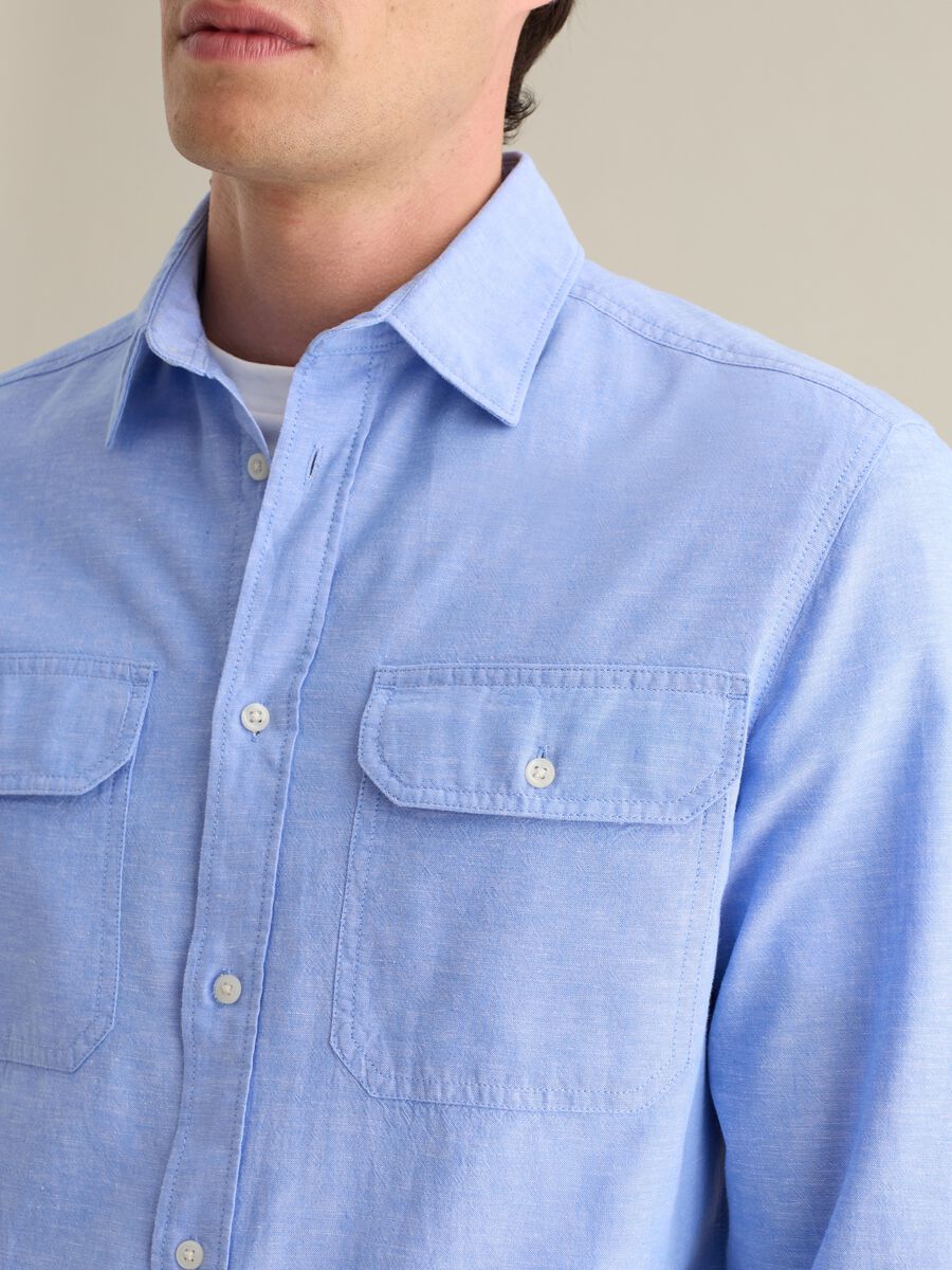 Men&rsquo;s light blue cotton and linen shirt in regular fit with pockets_2