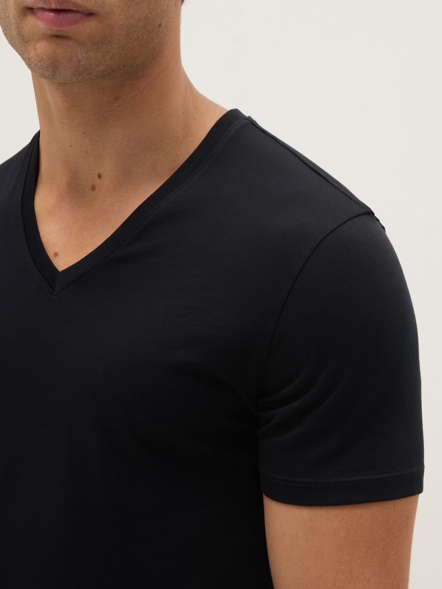 Black pure cotton V-neck regular fit T-shirt_3