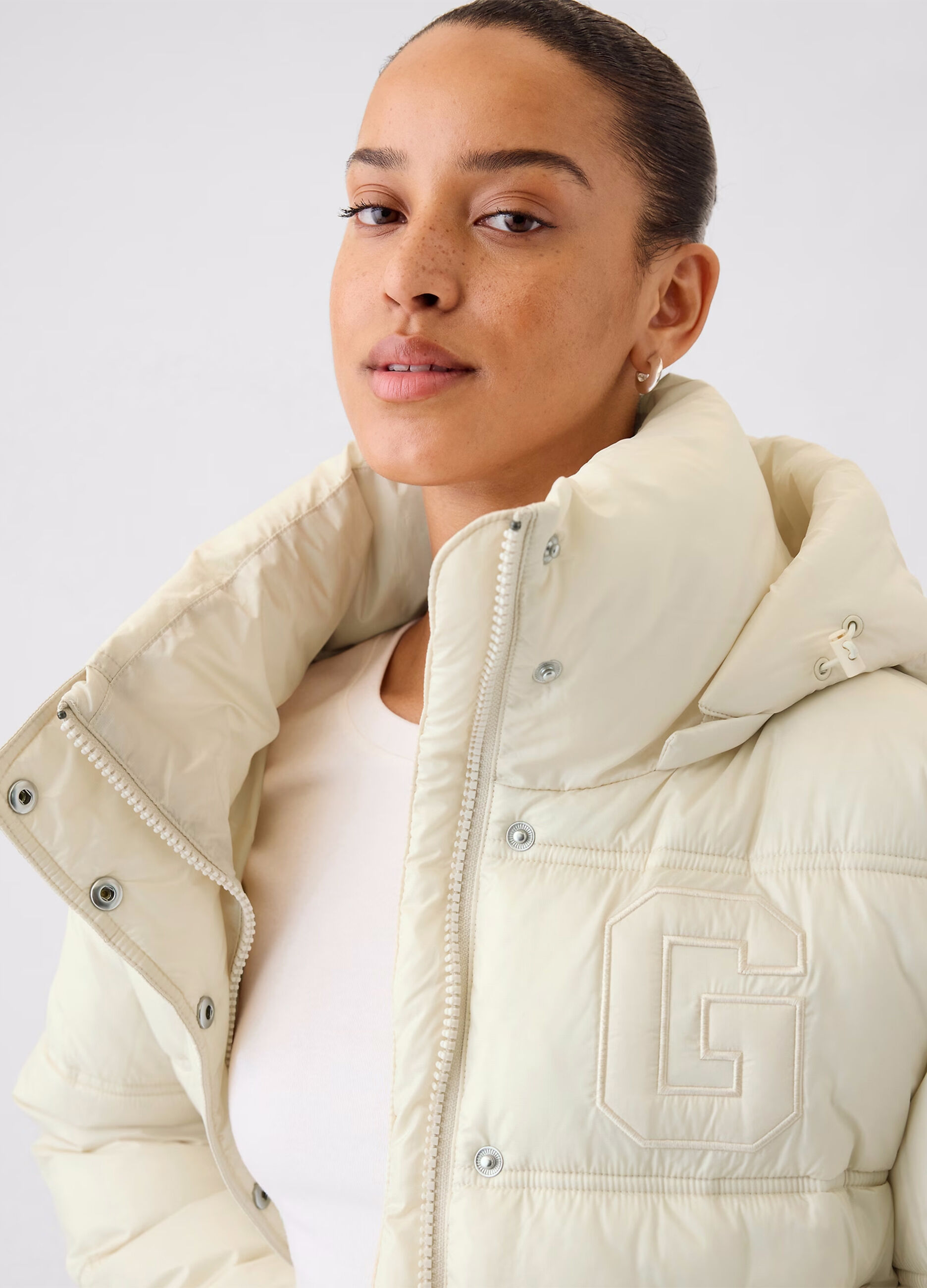 Short quilted down jacket with hood