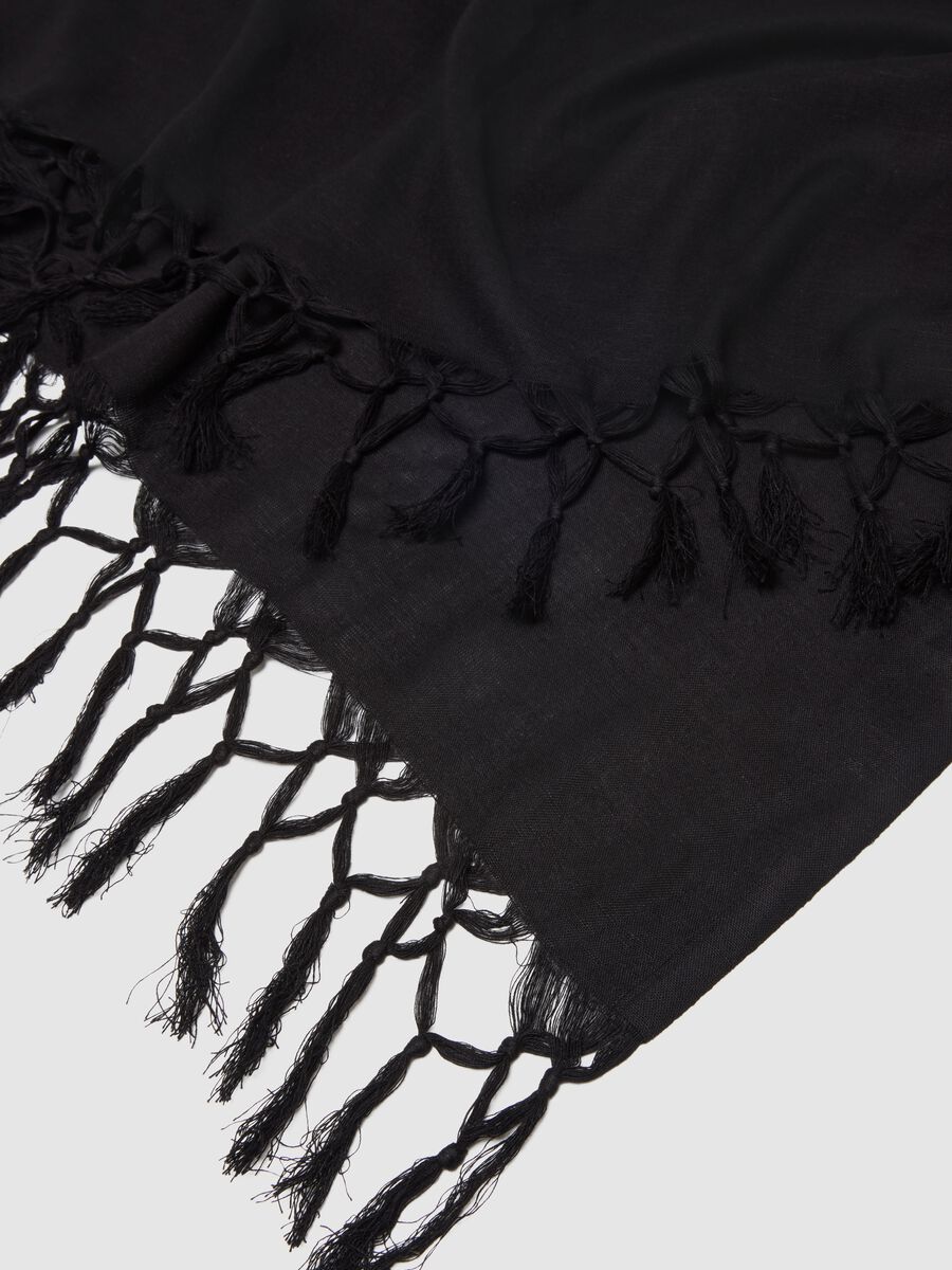 Black scarf in viscose and linen blend with fringes_3