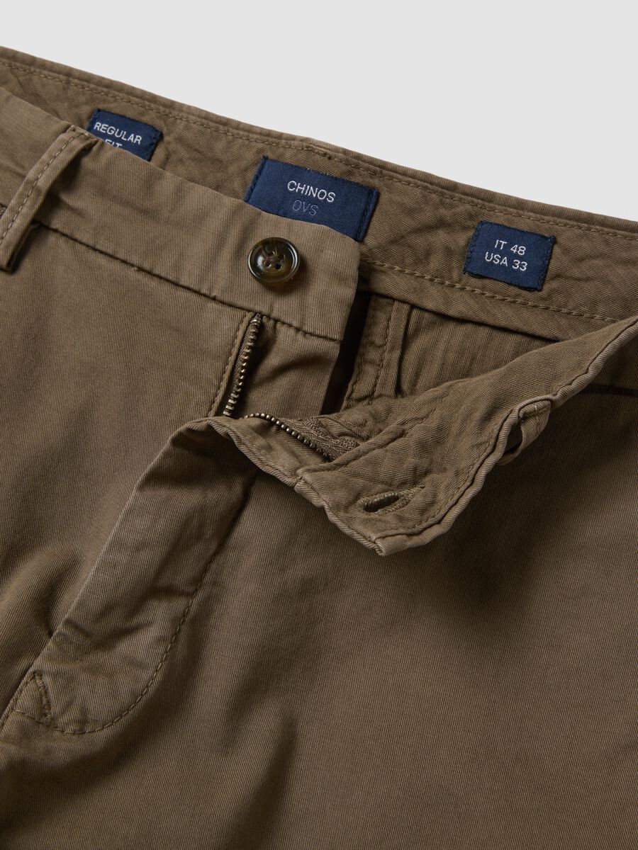 Pantaloni chino marroni in cotone elasticizzato regular fit_5
