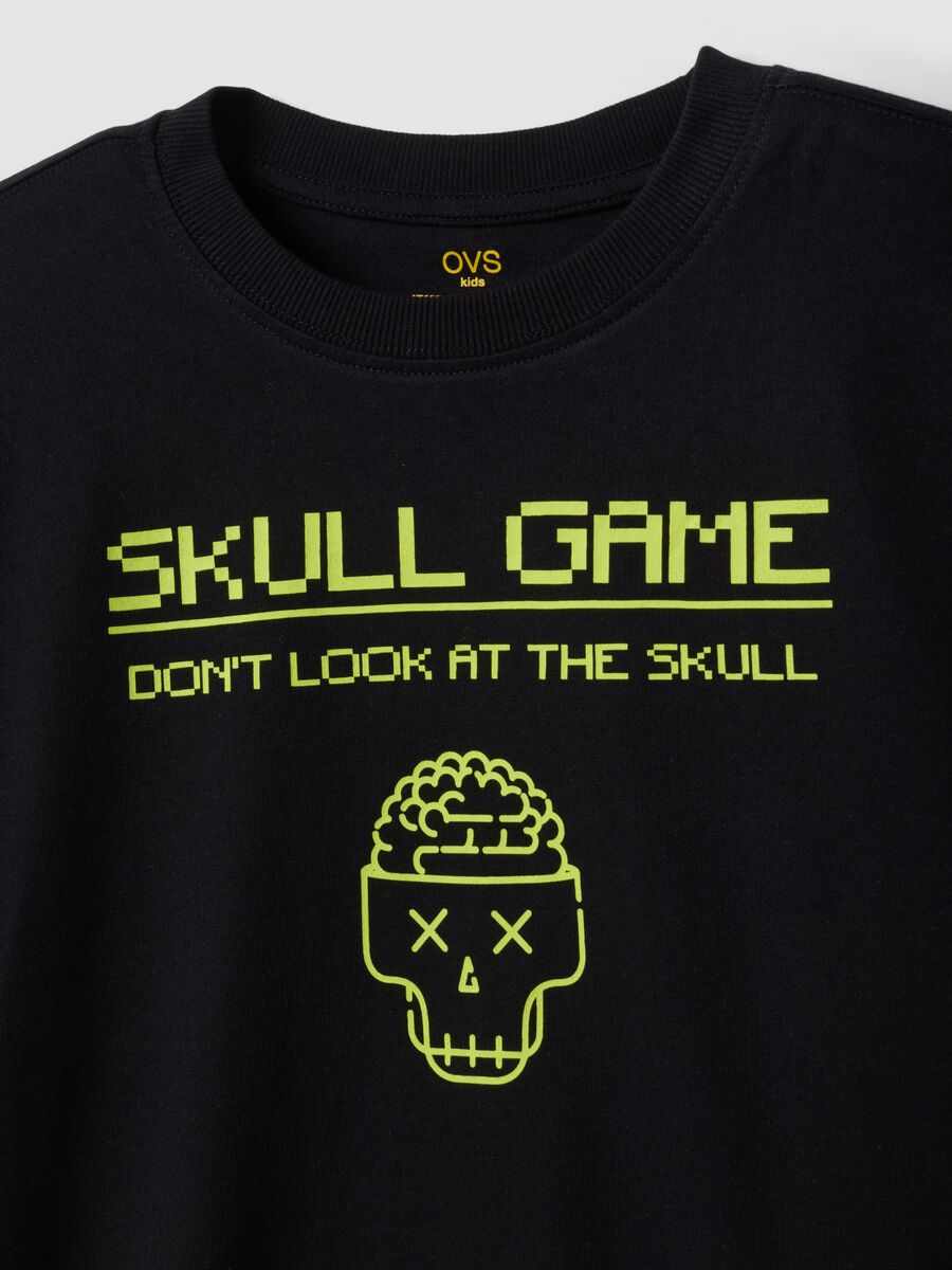 T-shirt nera in puro cotone organico con girocollo e stampa teschio per ragazzo_4