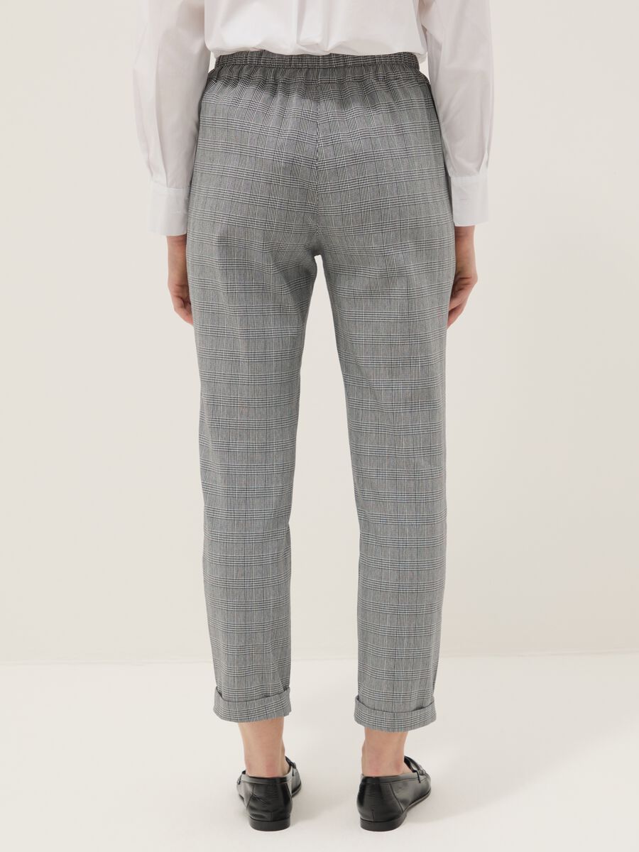 Grey checked regular-fit stretch cotton-blend trousers_2