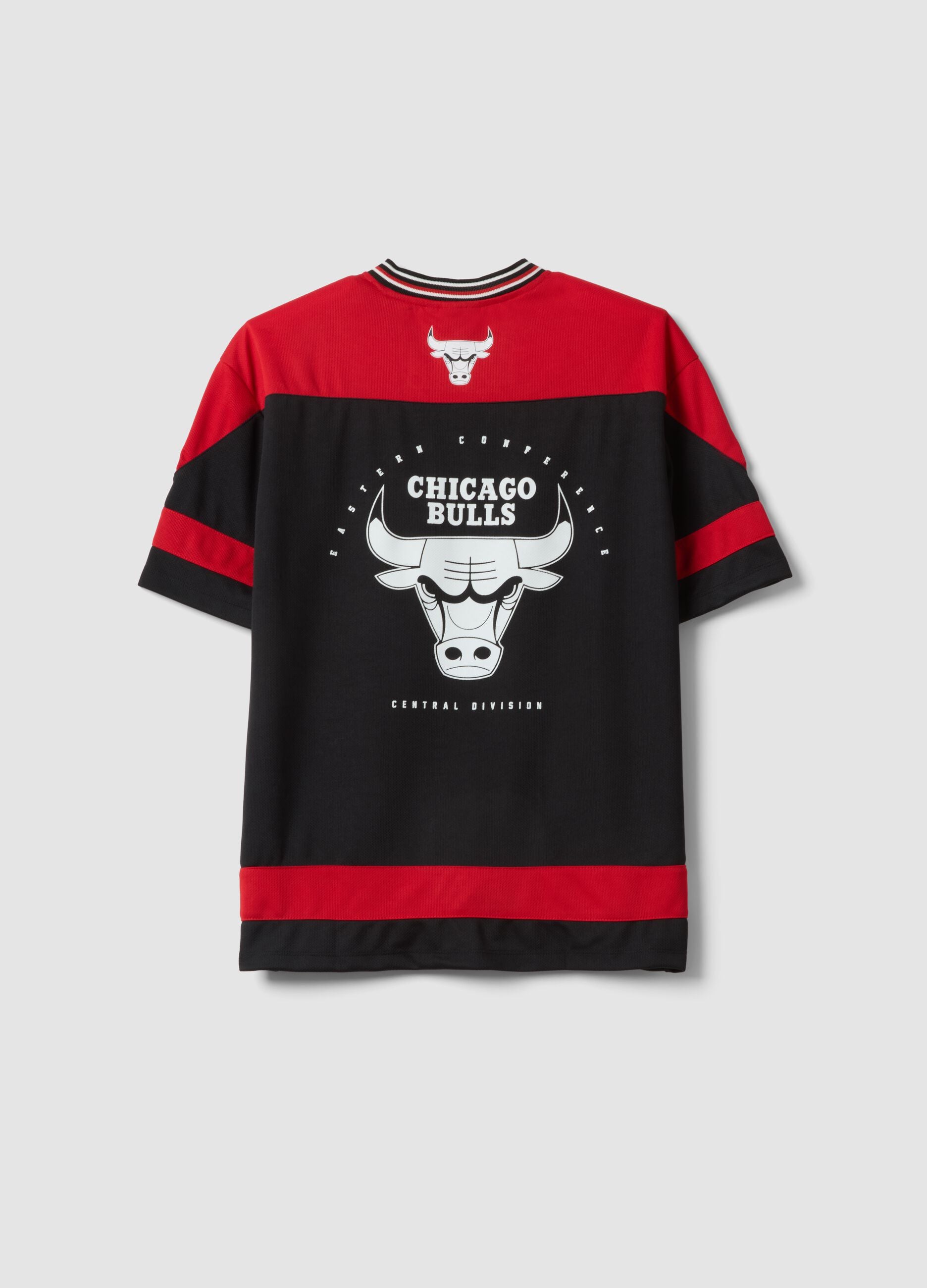 Black and red Chicago Bulls logo T-shirt for kids