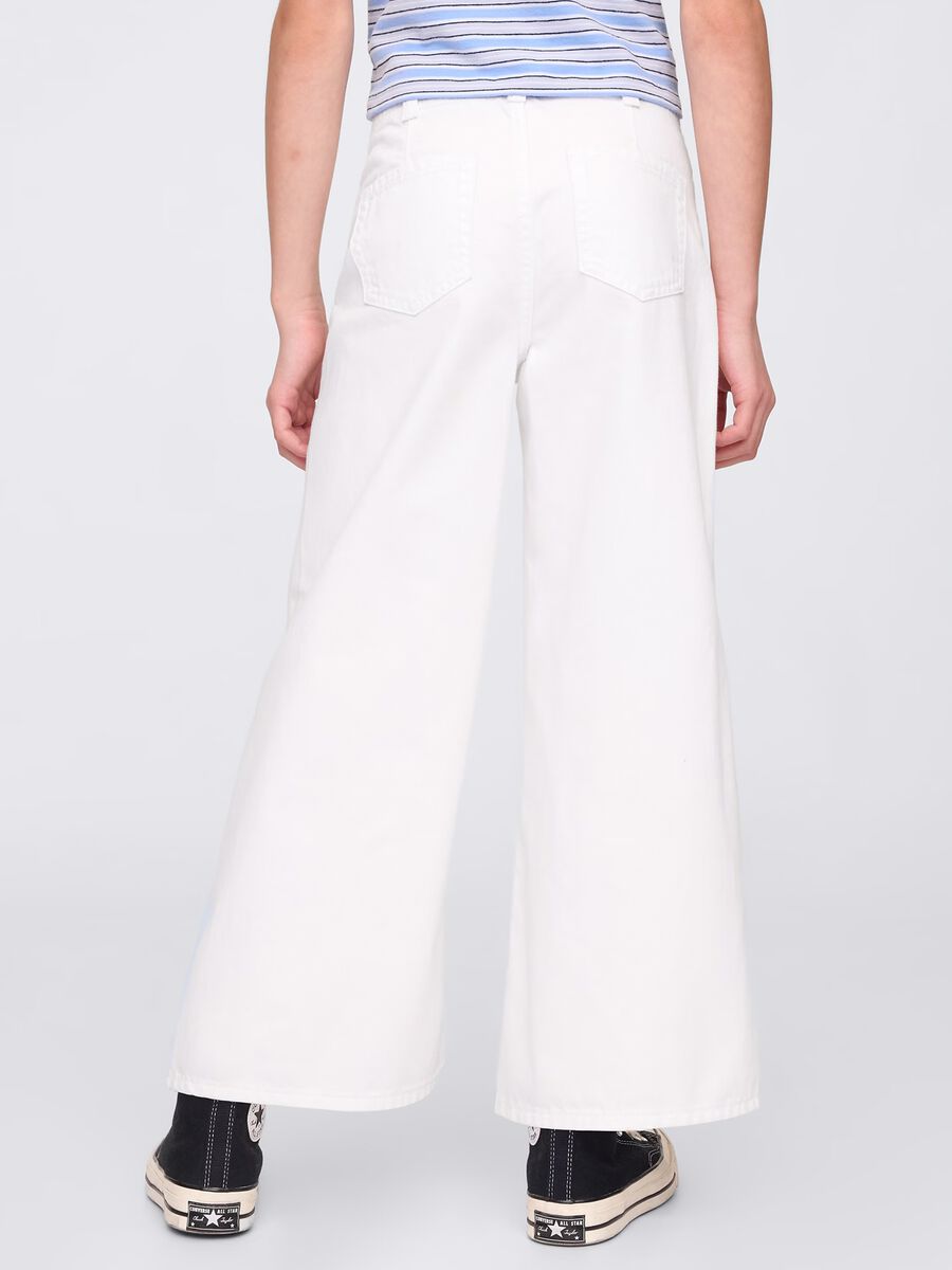 White trousers in denim with wide legs_2