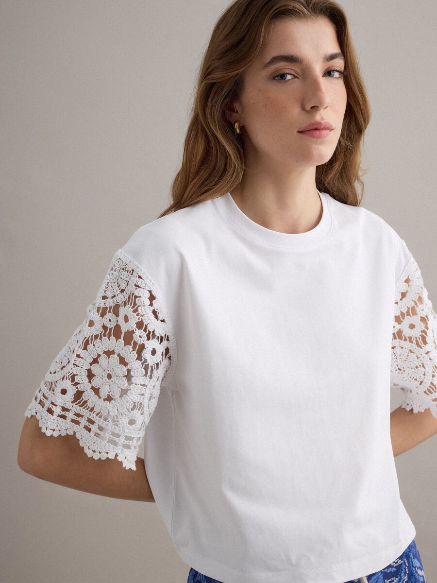 T-shirt bianca a maniche corte in misto cotone con dettagli a rete_1